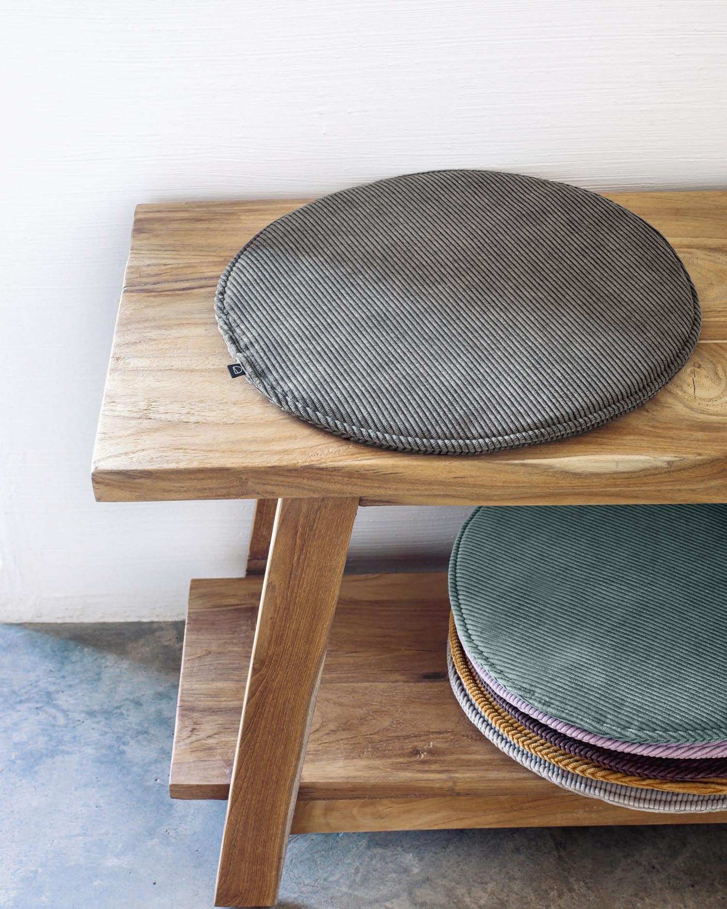 Rundes Sora Sitzkissen aus grauem Cord, Ø 35 cm, von Kave Home. Komfortabel und stilvoll, ideal für modernes Wohnen.