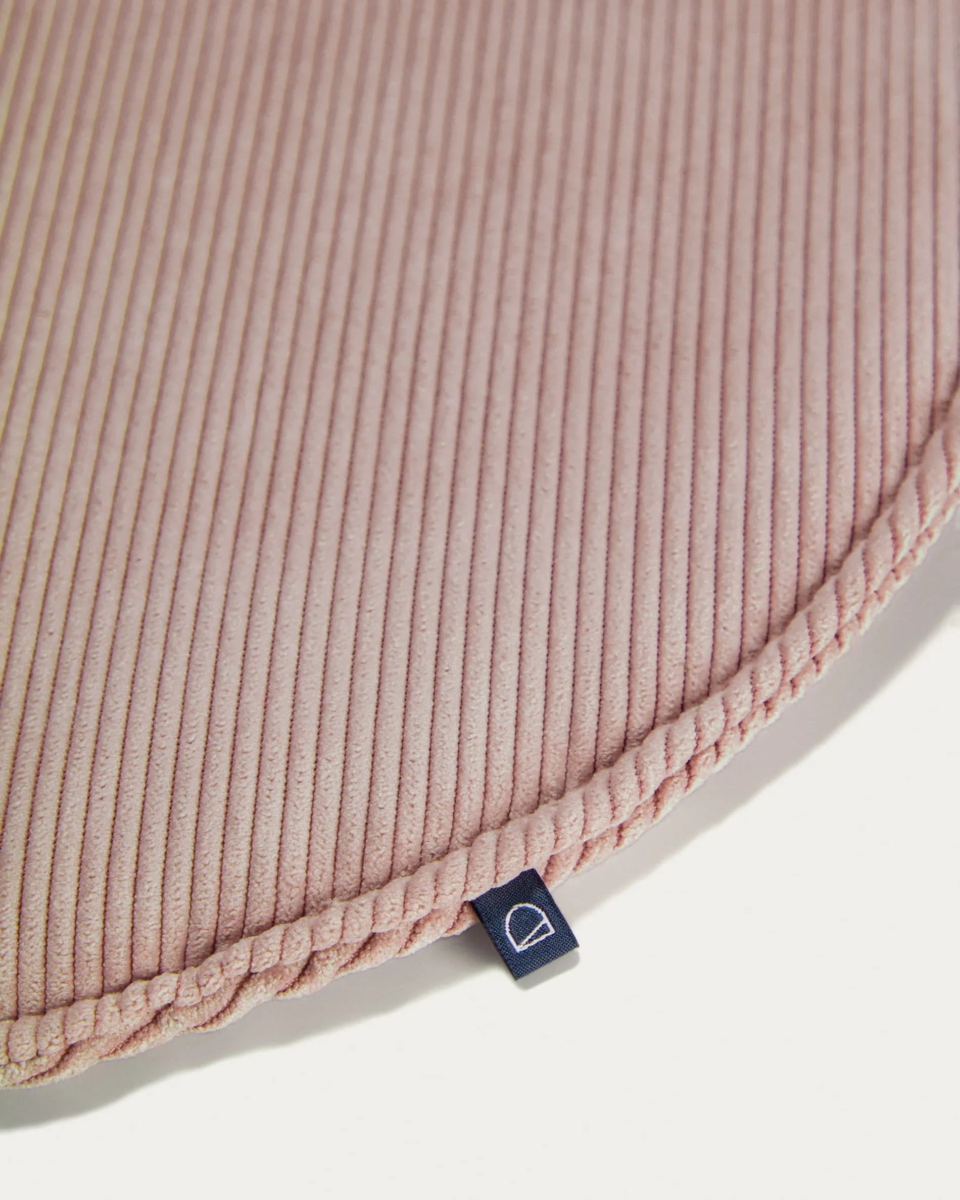 Das runde Sora Sitzkissen von Kave Home in Rosa, Ø 35 cm, aus weichem Cord, vereint stilvolles Design und gemütlichen Komfort.
