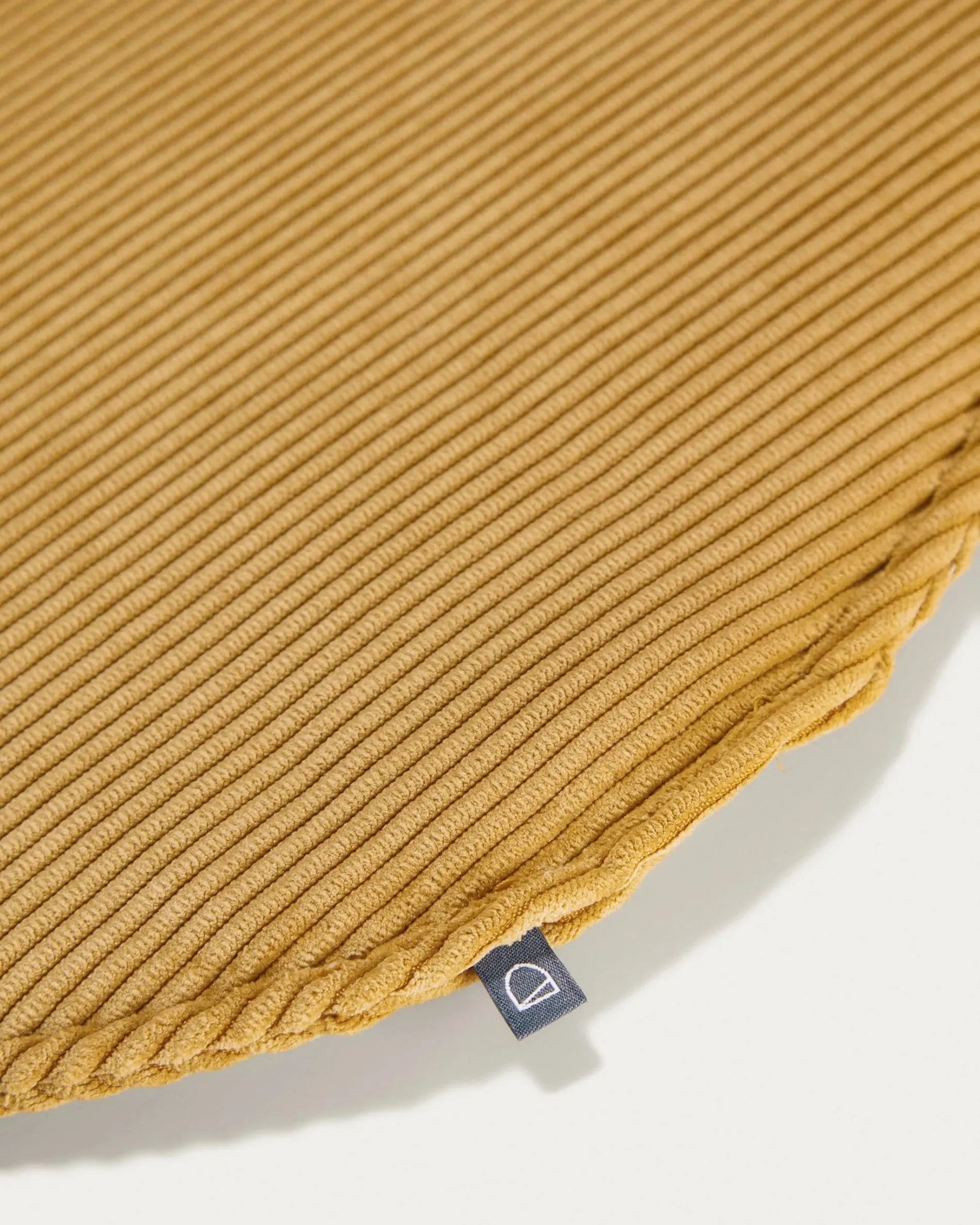 Das runde Sora Sitzkissen in Senfgelb aus Cord (Ø 35 cm) von Kave Home kombiniert Komfort und modernes Design für Ihr Zuhause.
