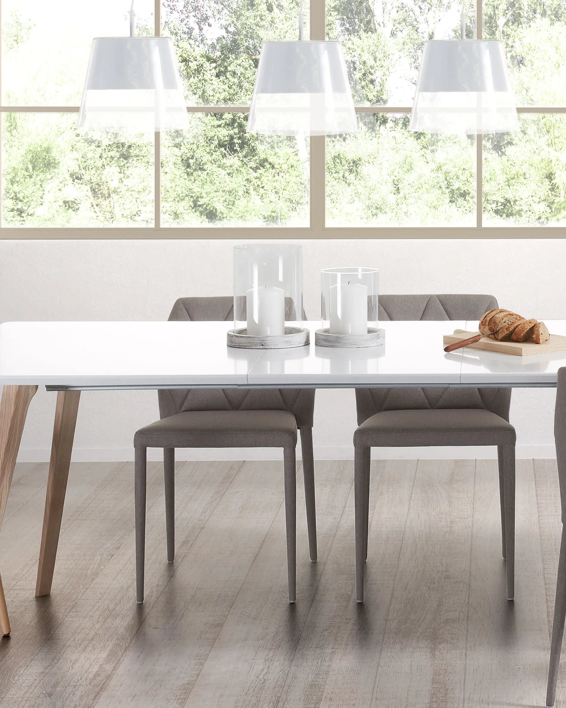 Das Kissen Silke in Dunkelgrau von Kave Home kombiniert zeitlose Eleganz mit Komfort und ist ideal für modernes Interieur.