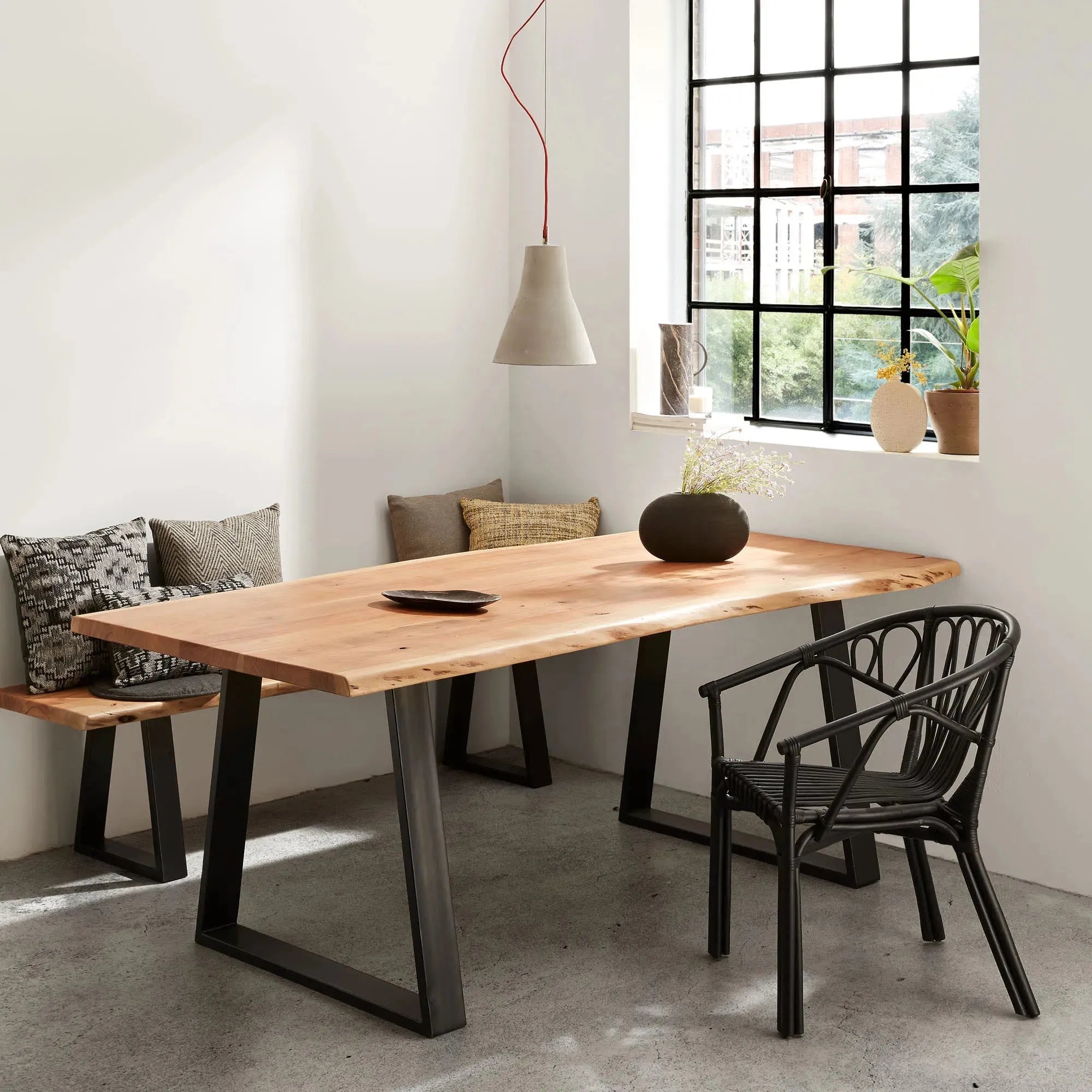 Das Kissen Silke in Dunkelgrau von Kave Home bietet modernes Design und Gemütlichkeit, ideal für stilvolle Wohnräume.