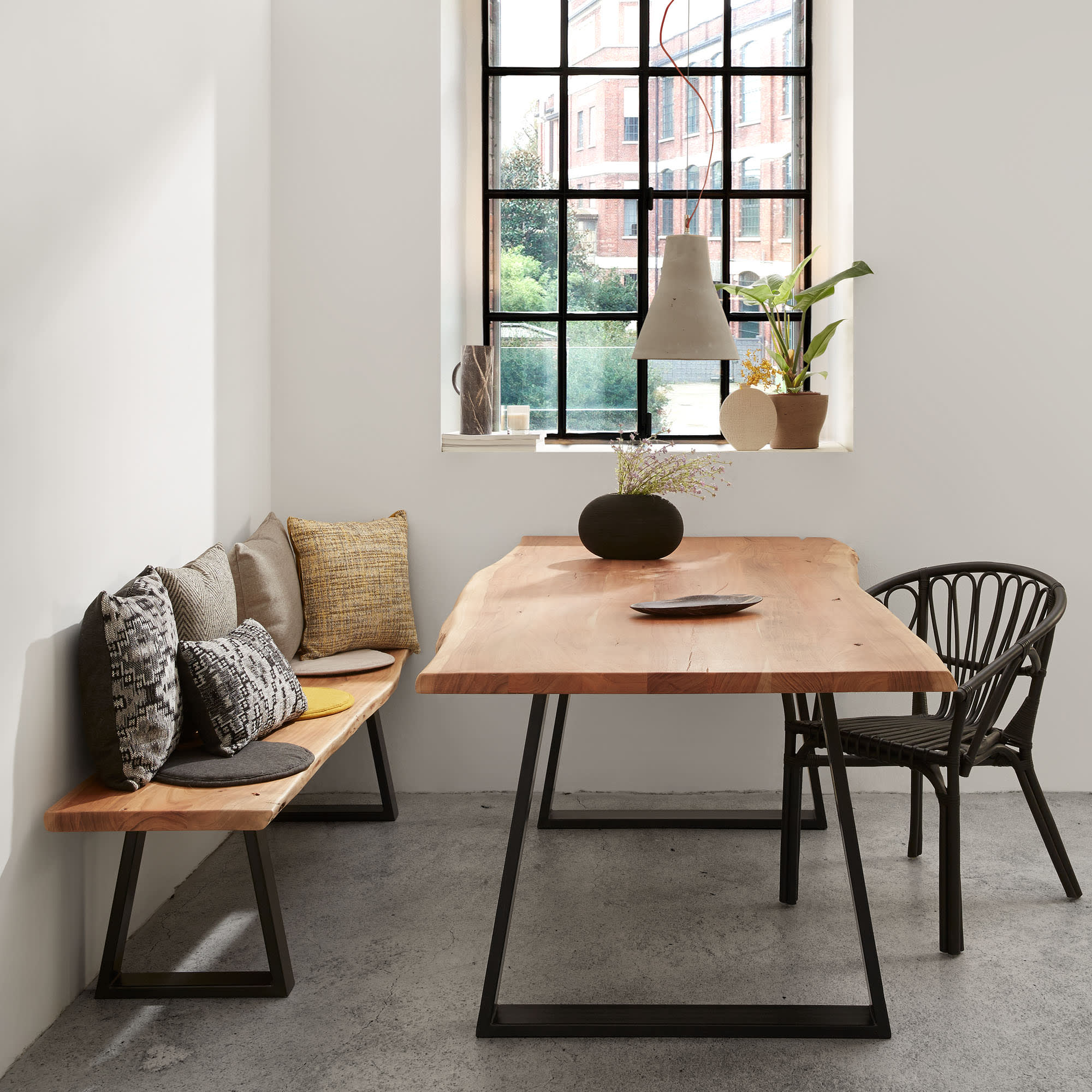 Das Kissen Silke in Dunkelgrau von Kave Home bietet stilvolle Eleganz und Komfort, ideal für zeitgemäße Wohnraumgestaltung.