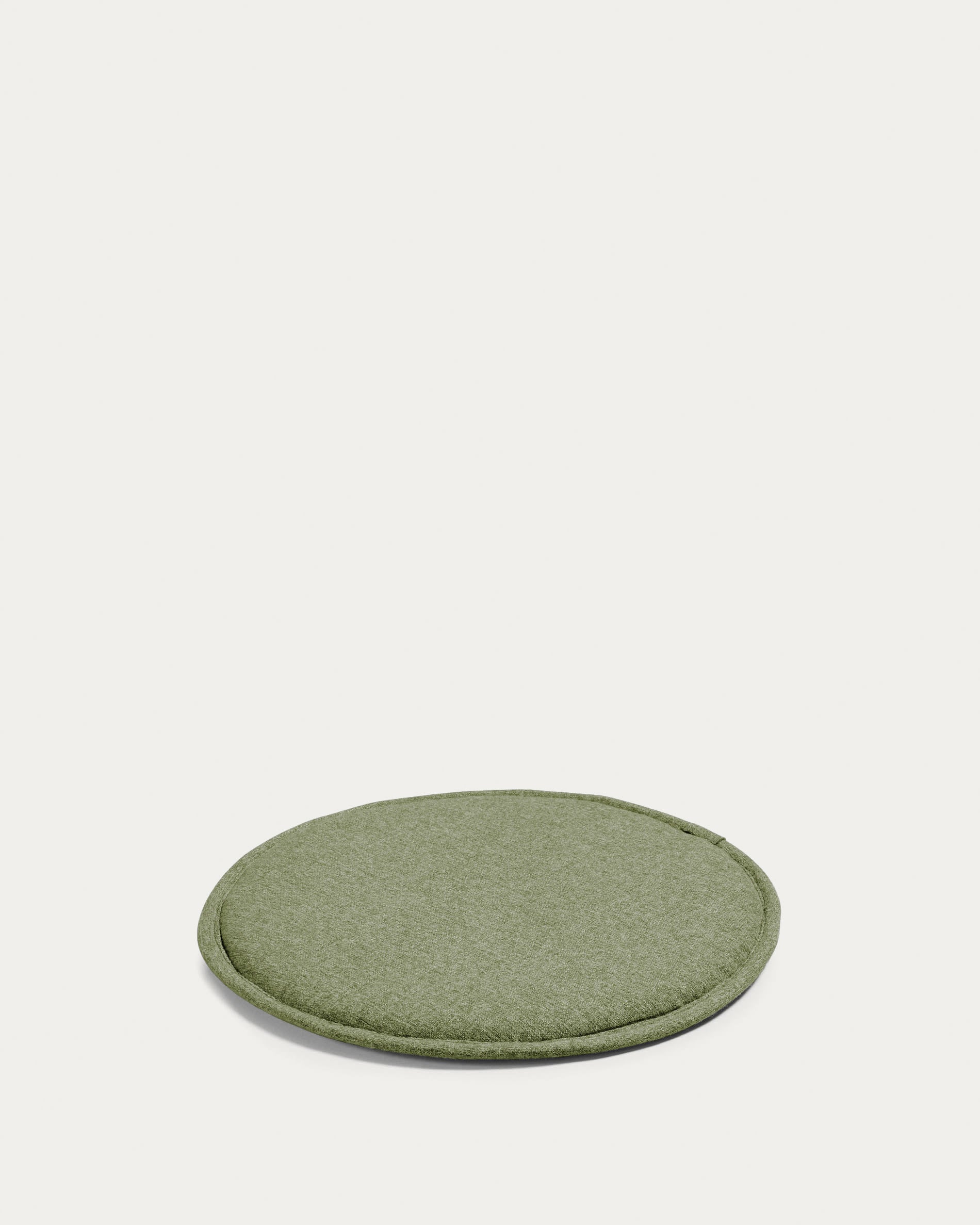 Elegantes grünes Seidenkissen von Kave Home, ideal für stilvolle Akzente und luxuriösen Komfort in Ihrem Zuhause.