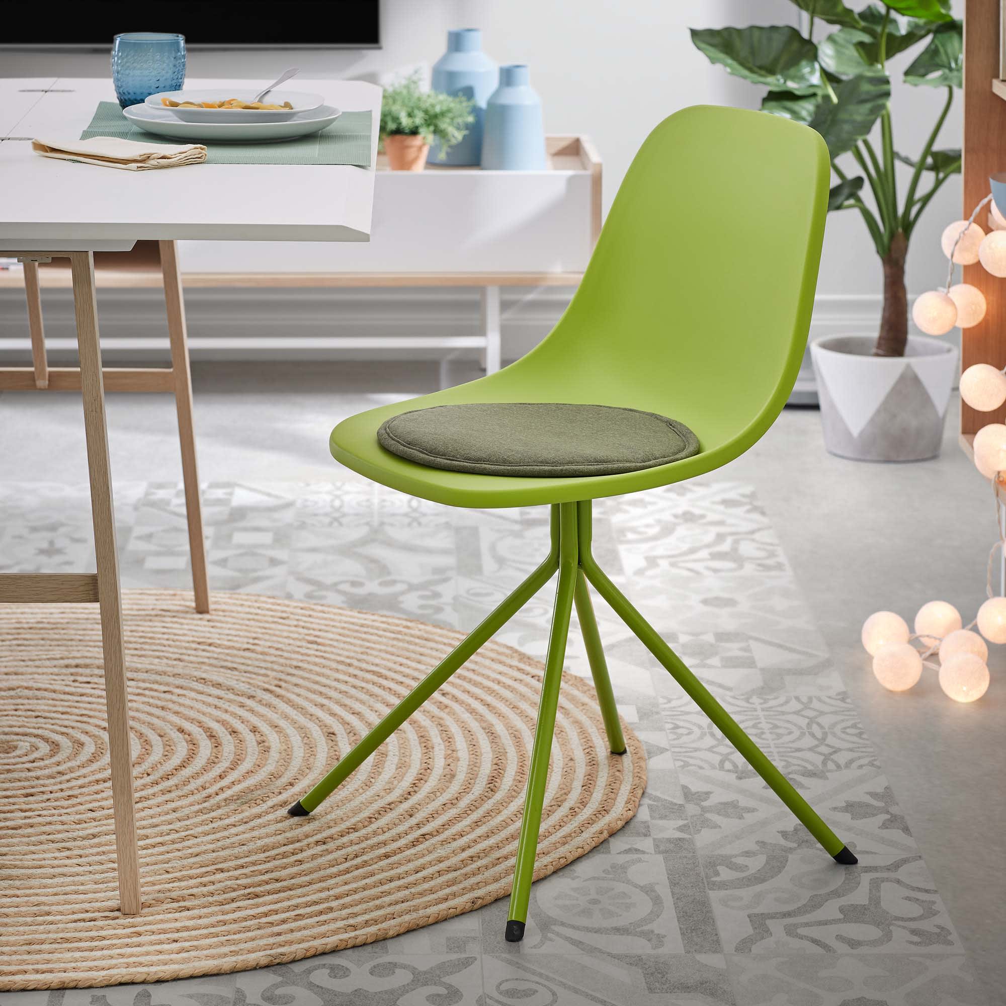 Elegantes grünes Seidenkissen von Kave Home, ideal für stilvolle Akzente und luxuriösen Komfort in Ihrem Zuhause.