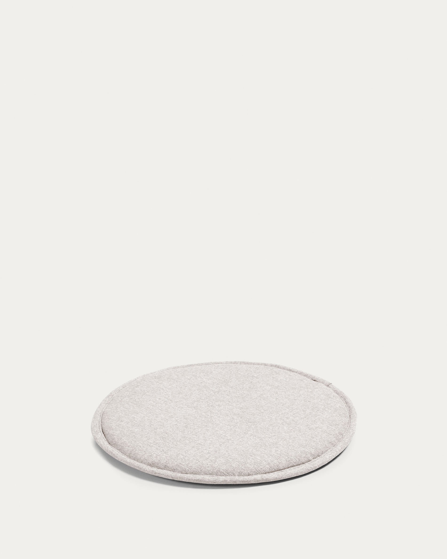 Elegantes beiges Seidenkissen von Kave Home, ideal für stilvolle und gemütliche Wohnräume.
