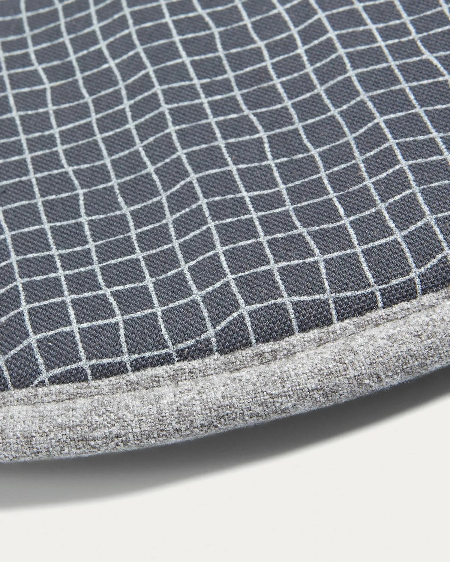 Elegantes beiges Kissen aus Seide von Kave Home, ideal für stilvolle Dekoration und ein luxuriöses Wohngefühl.