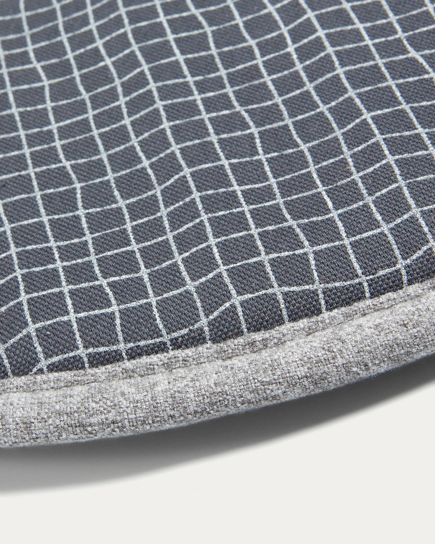 Beiges Seidenkissen von Kave Home, perfekt für elegante Wohnräume und stilvolle Dekoration.