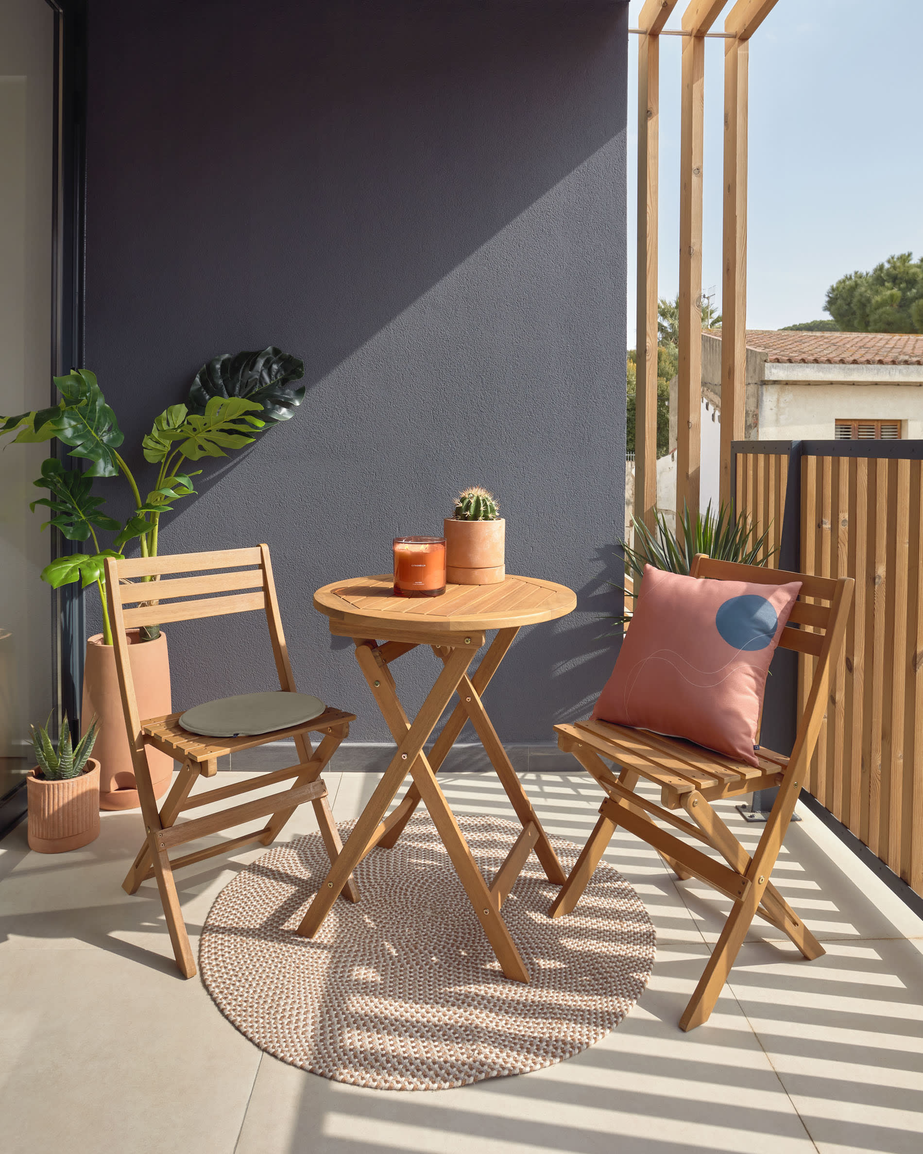 Elegantes beiges Seidenkissen von Kave Home, ideal für stilvolle und gemütliche Wohnräume.