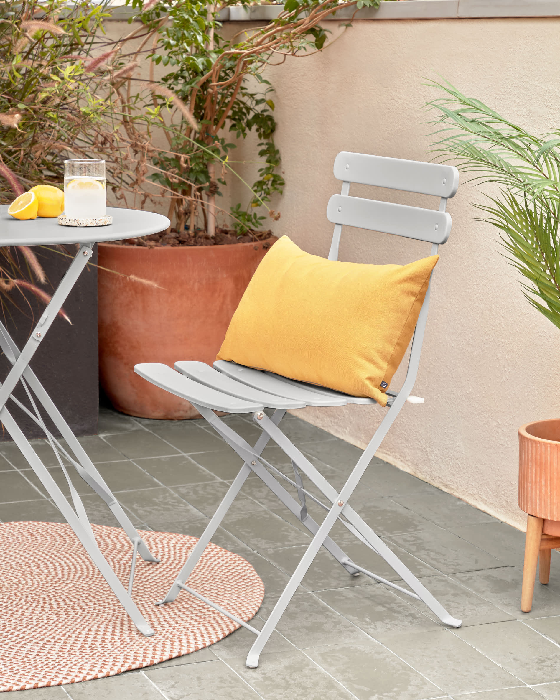 Beiges Seidenkissen von Kave Home, perfekt für elegante Wohnräume und stilvolle Dekoration.