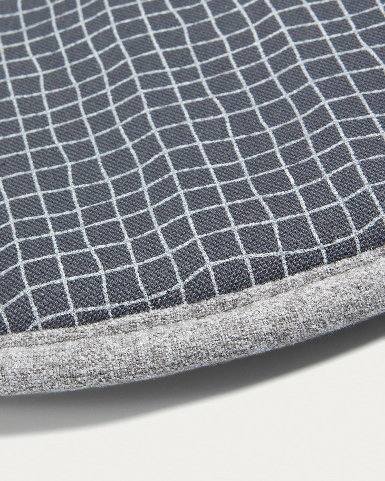 Elegantes Kissen aus hochwertiger Seide in Hellgrau von Kave Home, ideal für moderne Einrichtung und stilvolle Akzente.