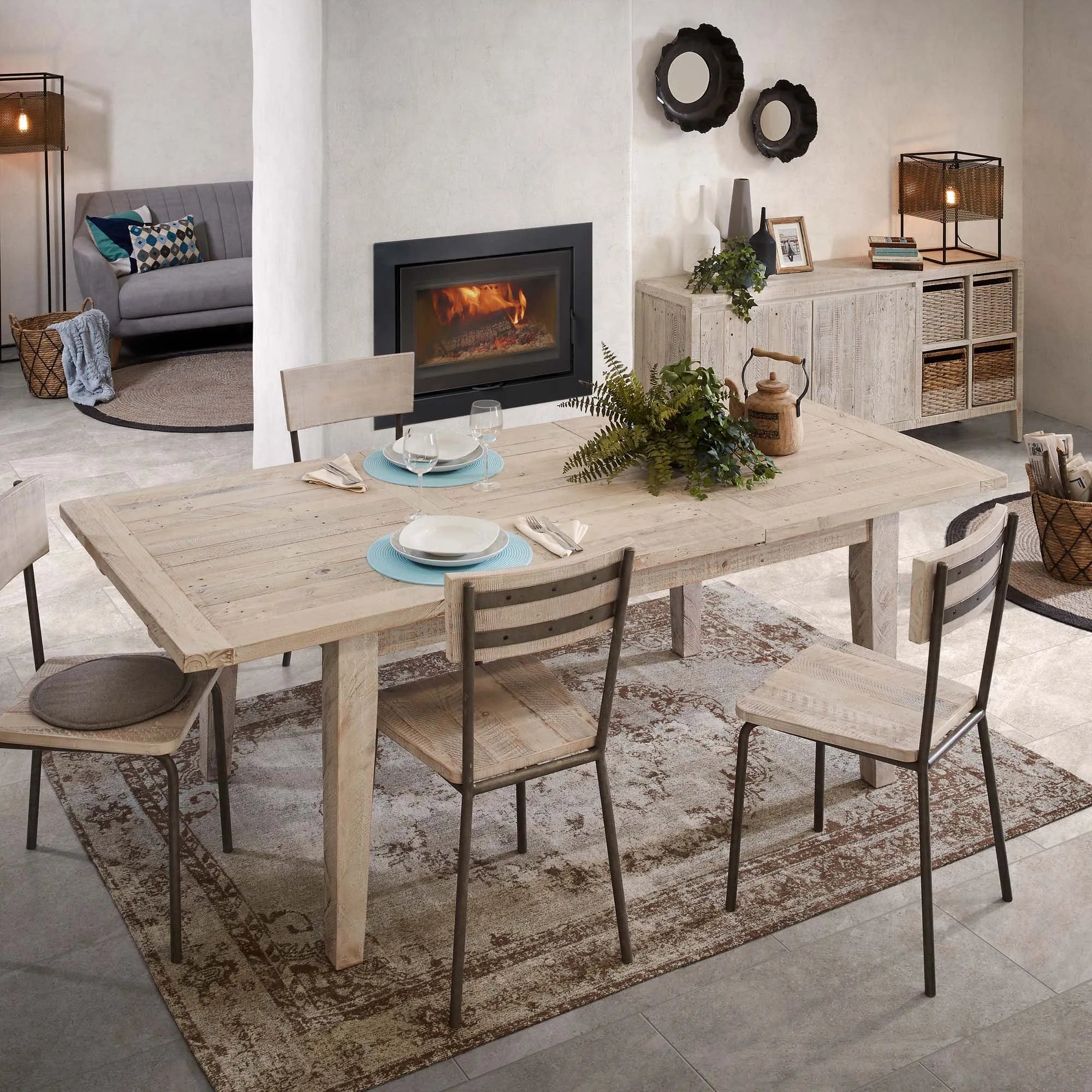 Hochwertiges Seidenkissen in stilvollem Hellgrau von Kave Home, perfekt für zeitlose Eleganz und gemütliches Wohnen.