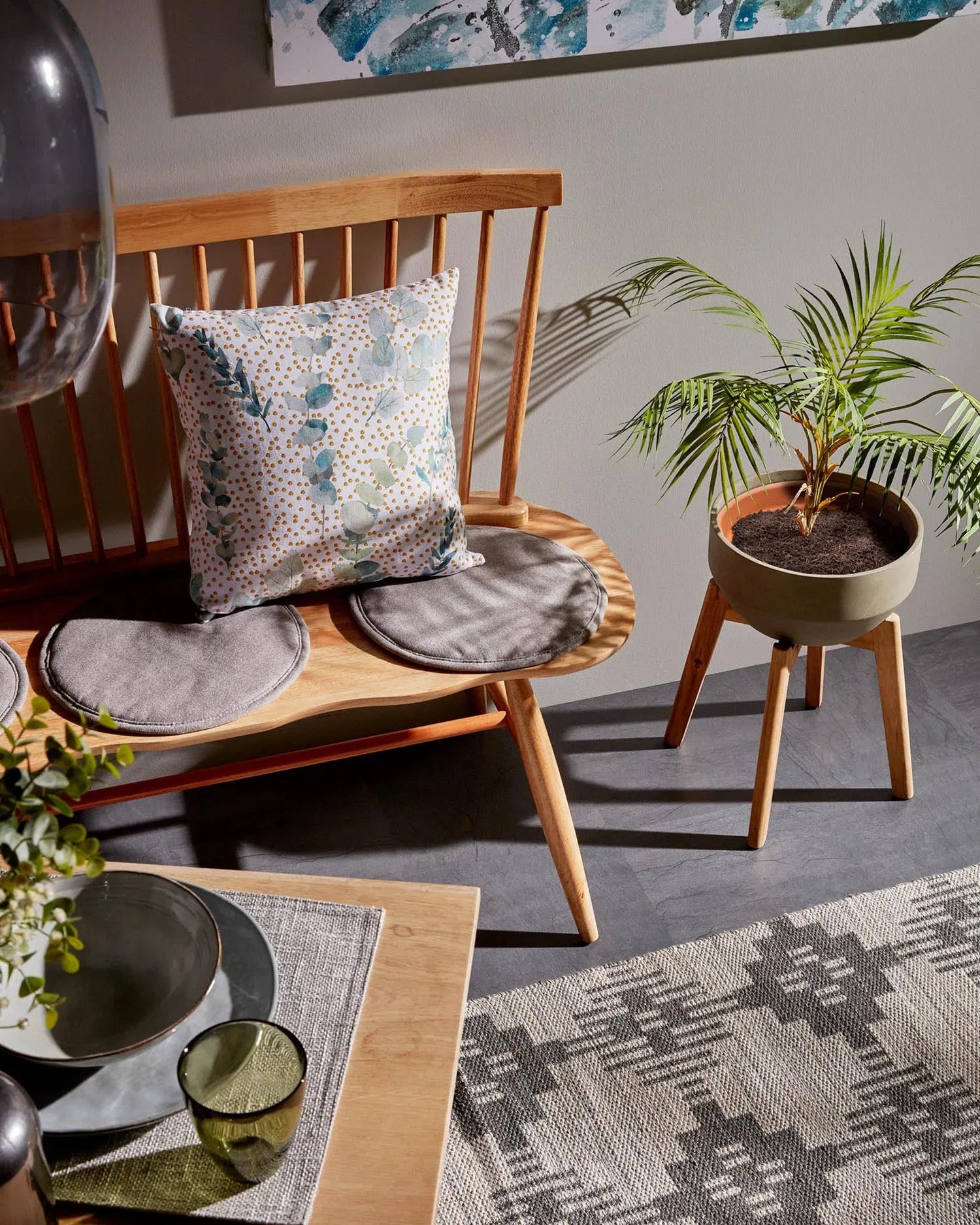Elegantes Kissen aus Seide in Hellgrau von Kave Home, ideal für moderne Wohnräume und luxuriösen Komfort.