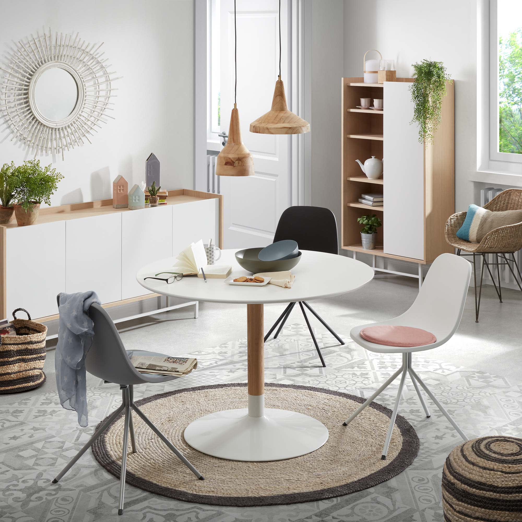 Elegantes rosa Seidenkissen von Kave Home, weich und stilvoll, ideal für gemütliche und luxuriöse Wohnräume.