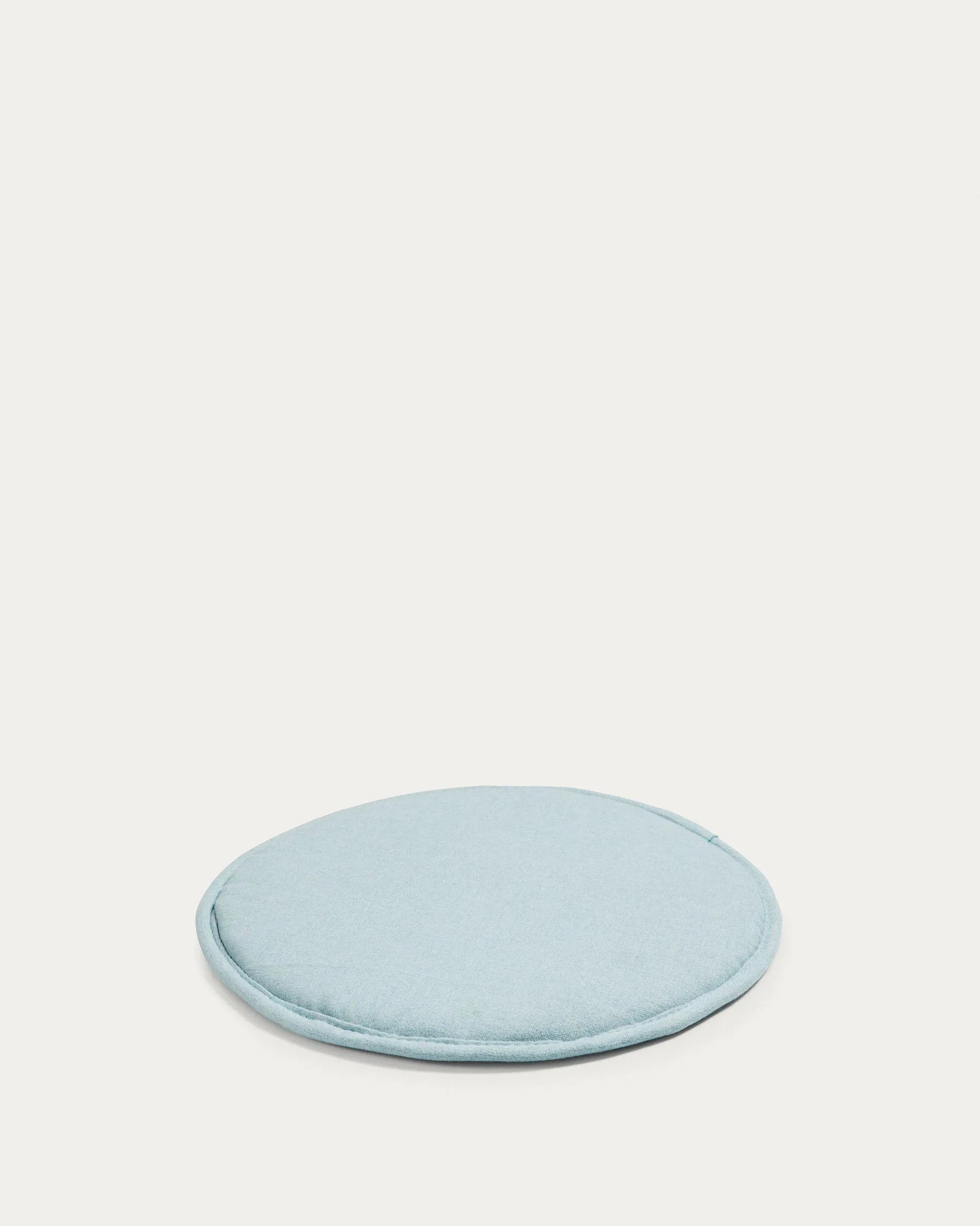 Ein elegantes hellblaues Kissen aus Seide von Kave Home, das Komfort und Stil in Ihr Zuhause bringt.
