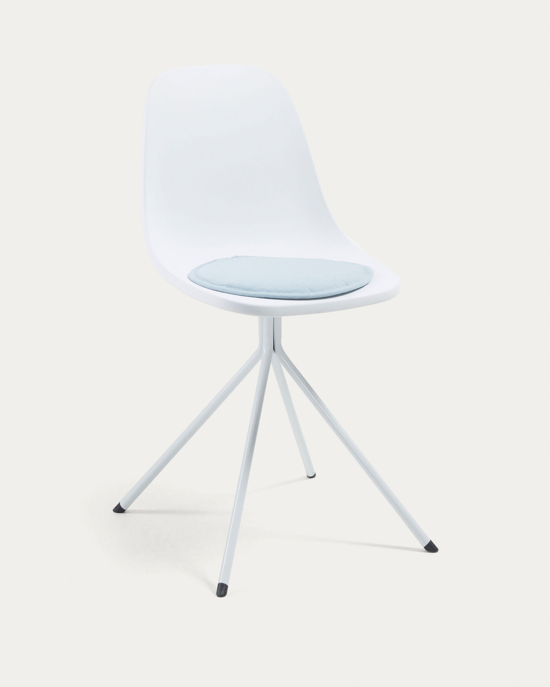 Elegantes Seidenkissen in sanftem Hellblau von Kave Home, perfekt für stilvolle und komfortable Wohnräume.