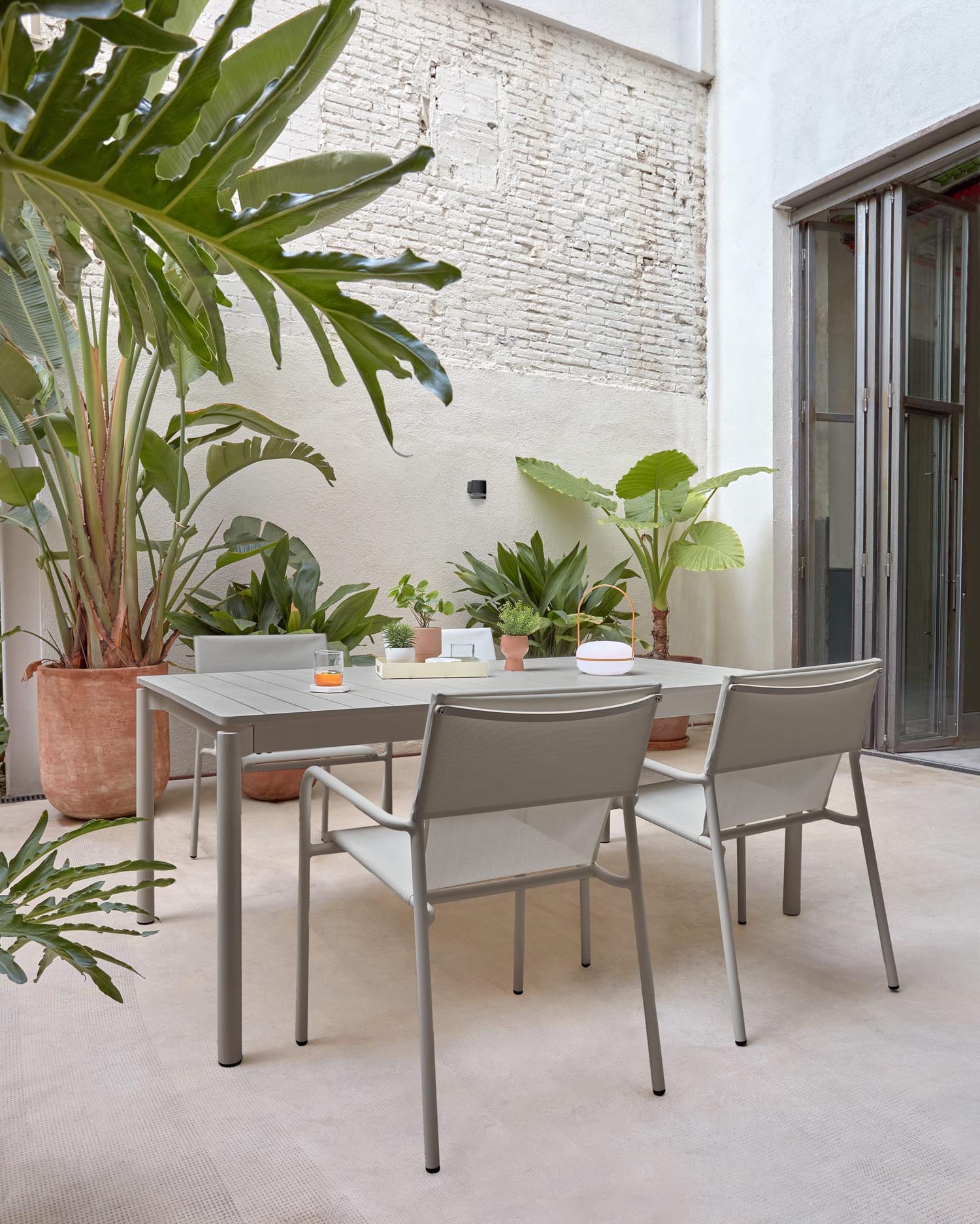 Zartes hellblaues Silke Kissen von Kave Home, vereint Eleganz und Funktionalität. Ideal für jeden Raum, sorgt für Komfort und Stil.