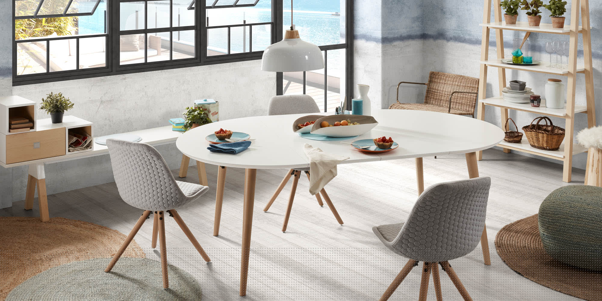 Elegantes, hellblaues Kissen von Kave Home, rund, mit Teflon-Schutz, rutschfest, ideal für stilvolle Wohnräume.