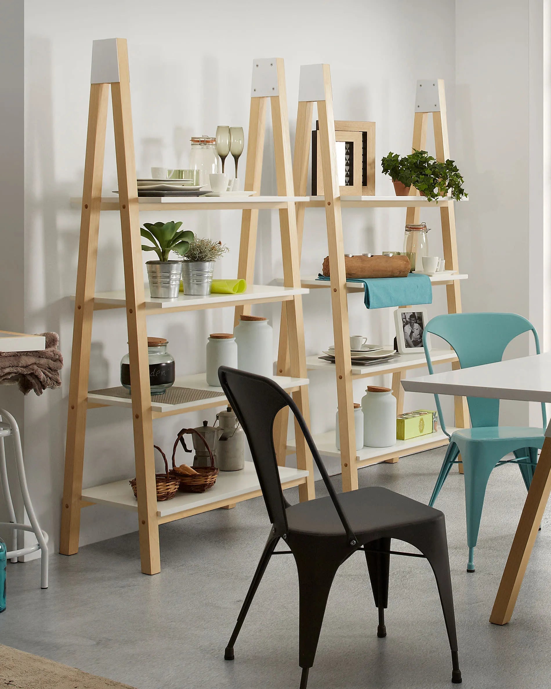 Luxuriöses Kissen aus Seide in zartem Hellblau von Kave Home, ideal für eine elegante und gemütliche Wohnatmosphäre.