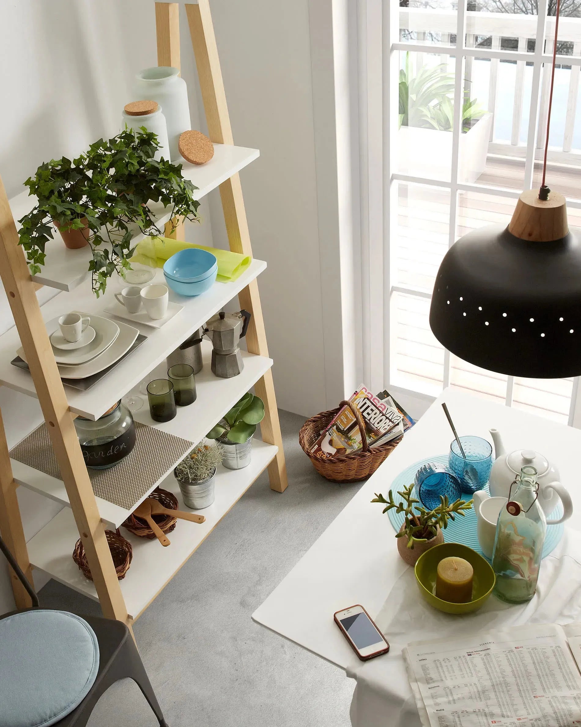 Luxuriöses Kissen aus Seide in zartem Hellblau von Kave Home, ideal für eine elegante und gemütliche Wohnatmosphäre.