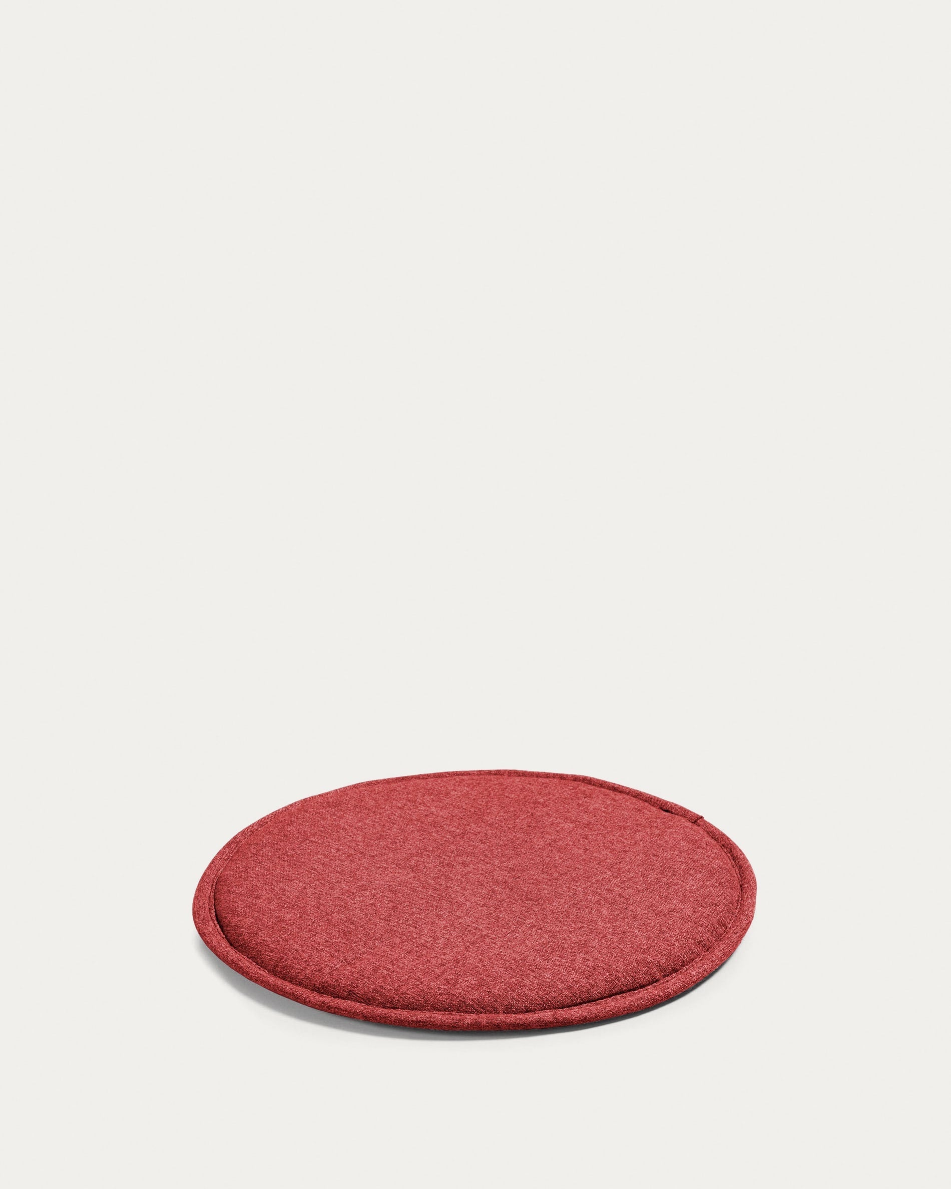 Luxuriöses rotes Seidenkissen von Kave Home, stilvoll und weich, ideal für elegantes Wohndesign und Komfort.