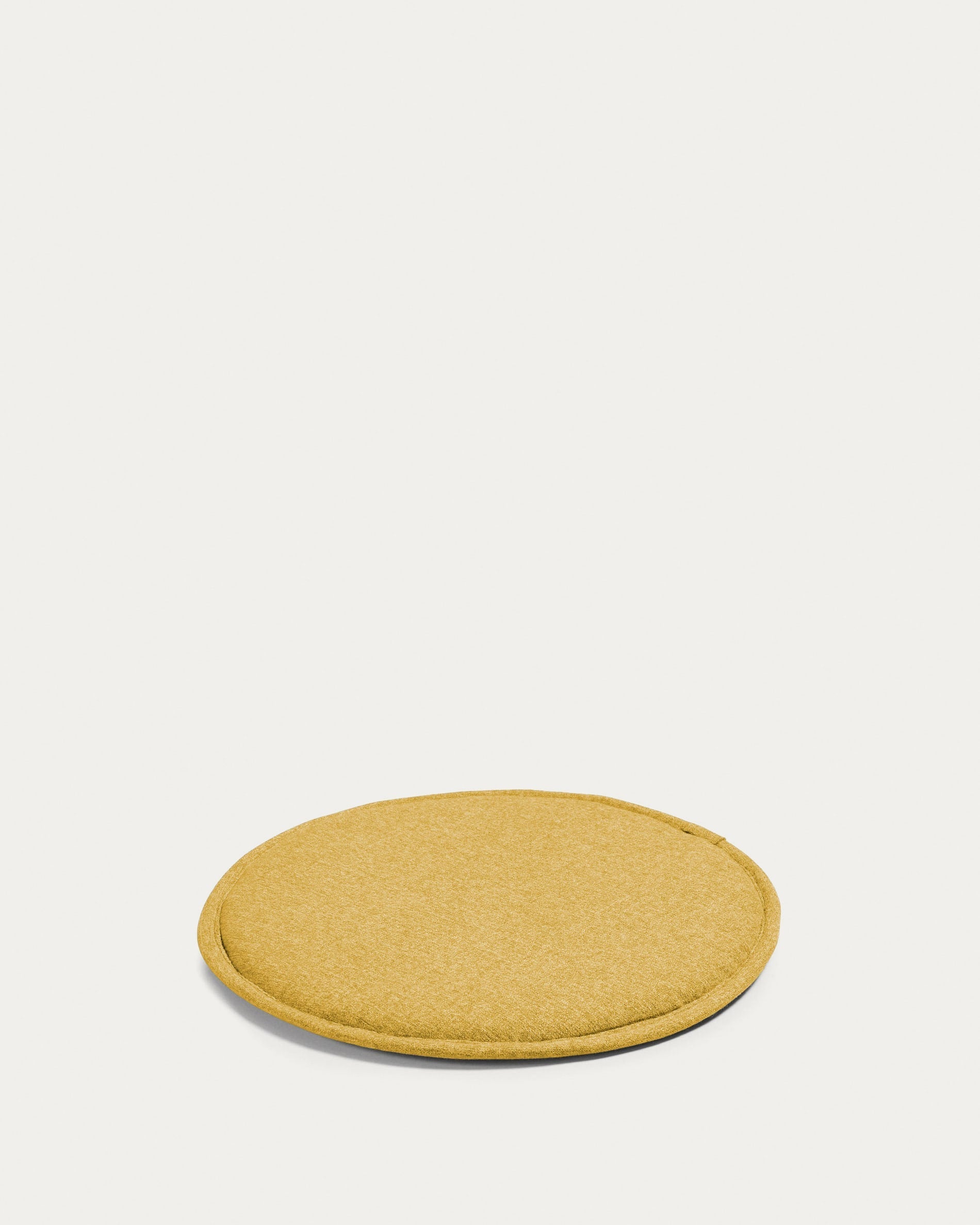 Ein elegantes senfgelbes Kissen aus Seide von Kave Home, perfekt für stilvolle und gemütliche Wohnräume.
