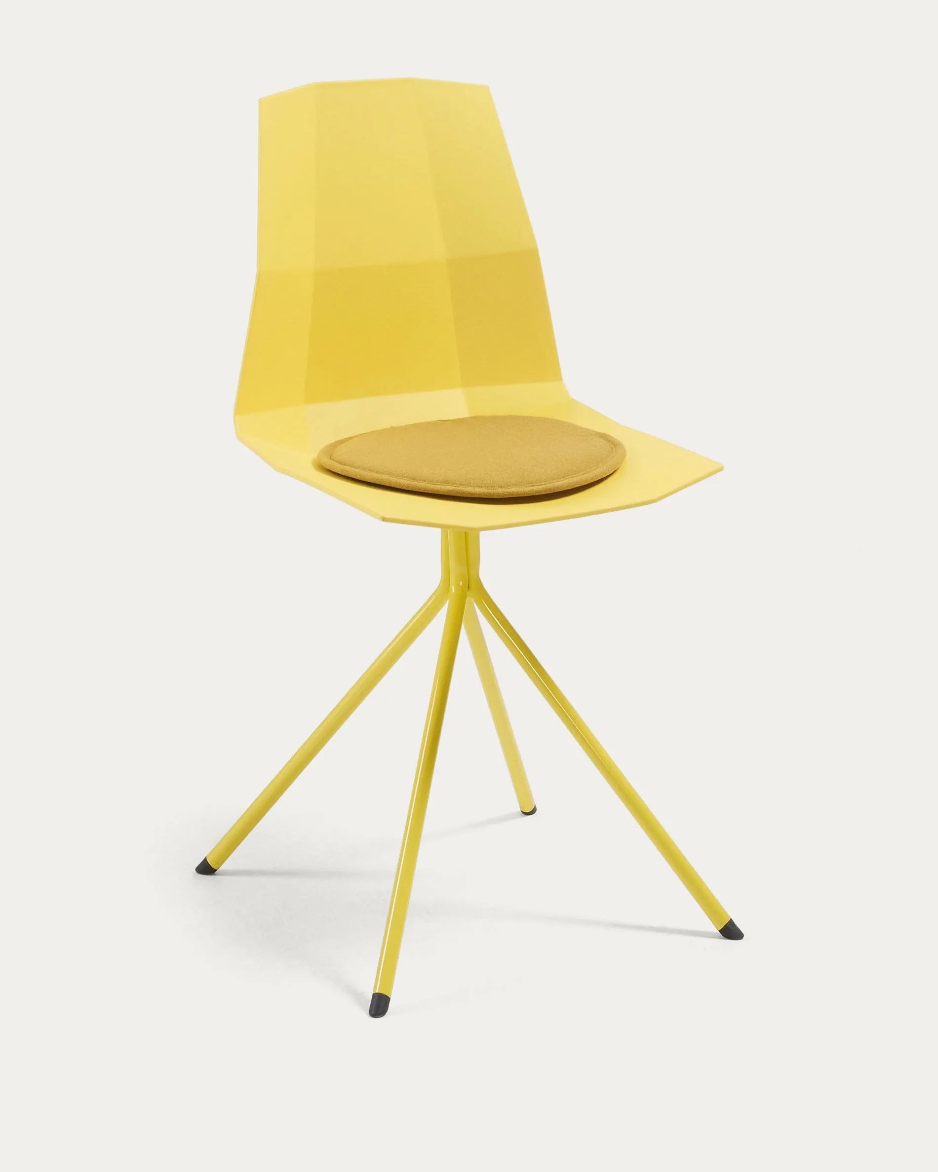Elegantes senfgelbes Seidenkissen von Kave Home, perfekt für stilvolle Akzente und ein gemütliches Wohnambiente.