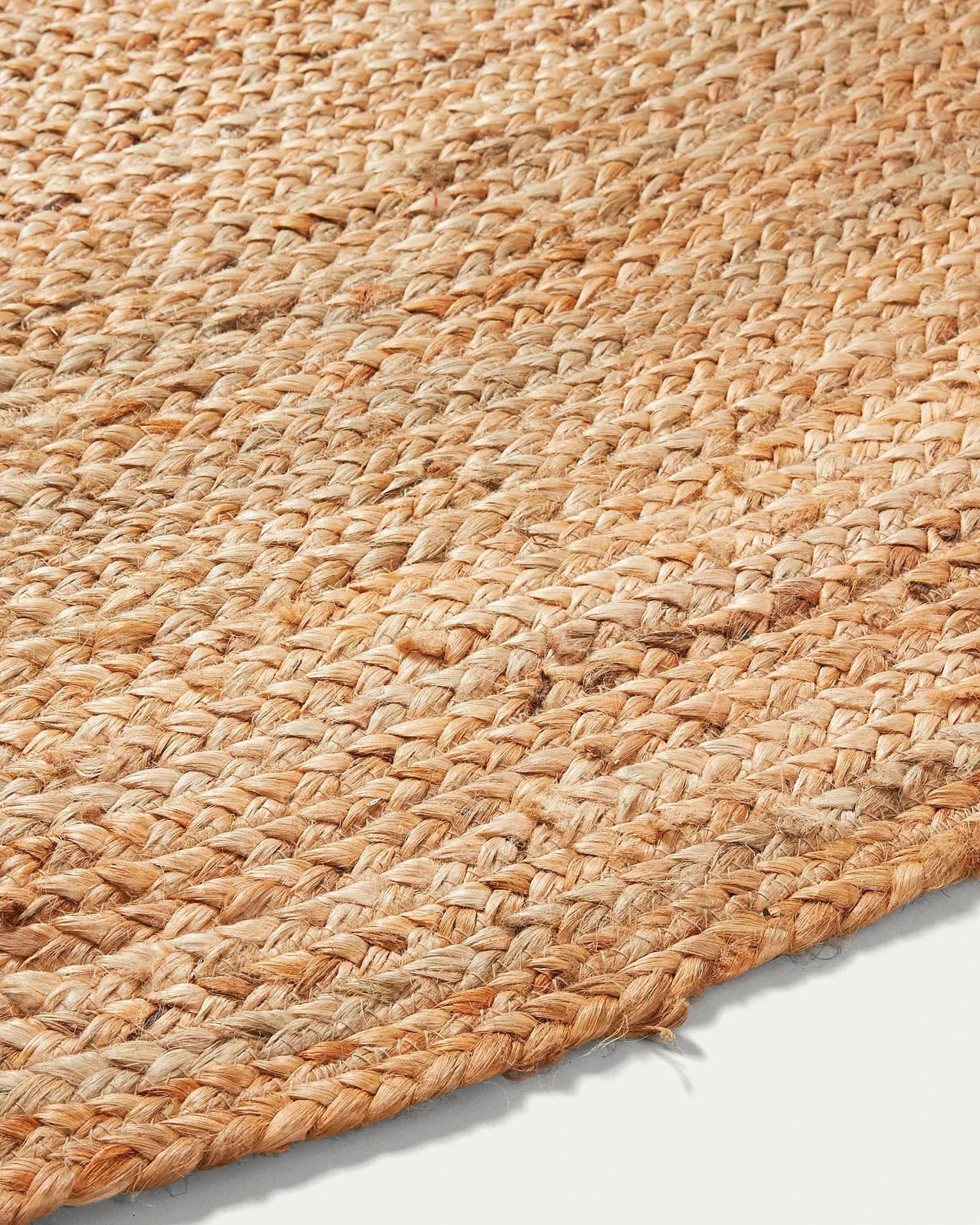 Ein handgefertigter, runder Juteteppich von 200 cm, der mit seiner natürlichen Textur und erdigen Farbe jeden Raum aufwertet.