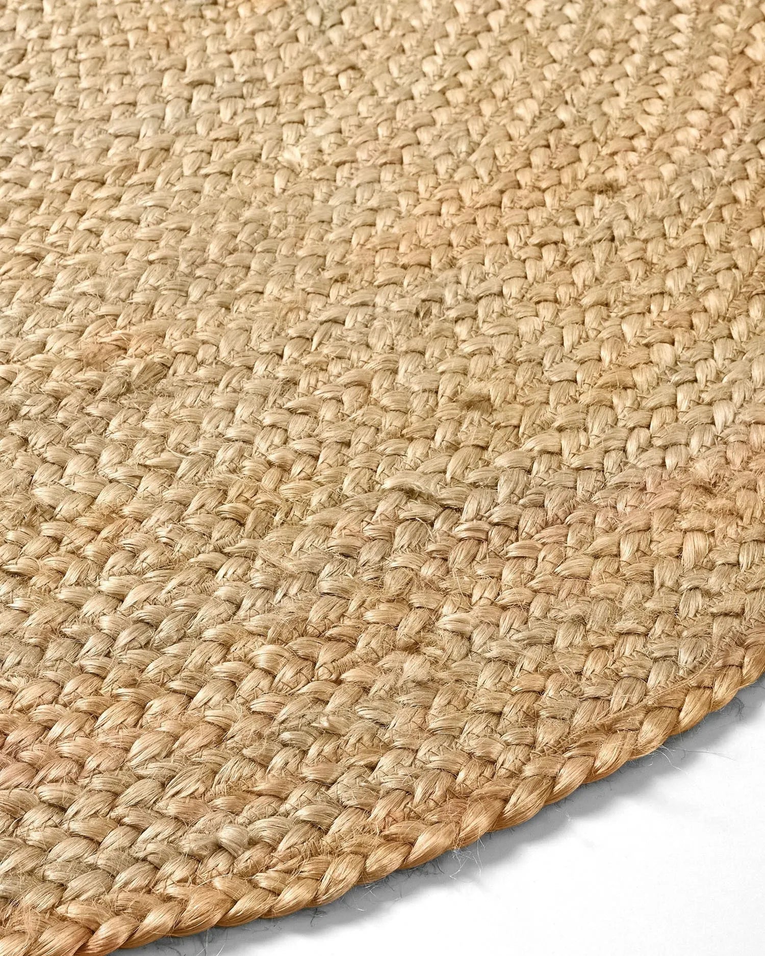 Ein eleganter, runder Juteteppich, der mit seiner natürlichen Textur und warmen Farbe jeden Raum aufwertet.