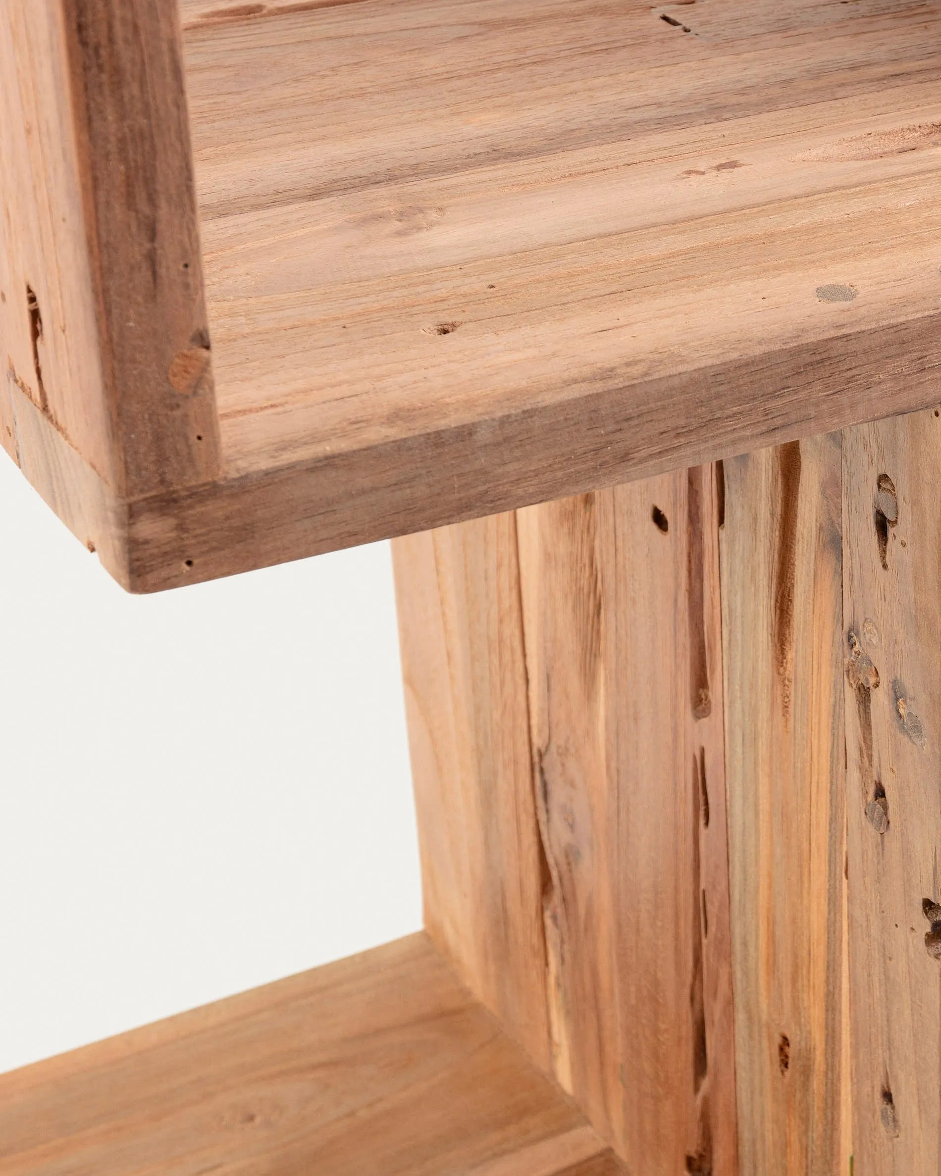 Das Aroba Regal aus recyceltem Teakholz (55x132 cm) bietet nachhaltige Eleganz und Funktionalität für jeden Wohnraum.