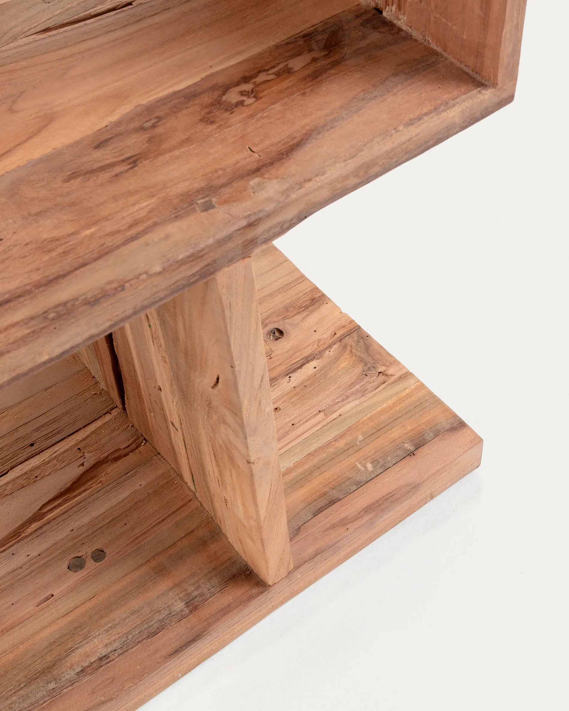 Das Aroba Regal aus recyceltem Teakholz (55x132 cm) kombiniert umweltfreundliches Design mit praktischer Aufbewahrung.