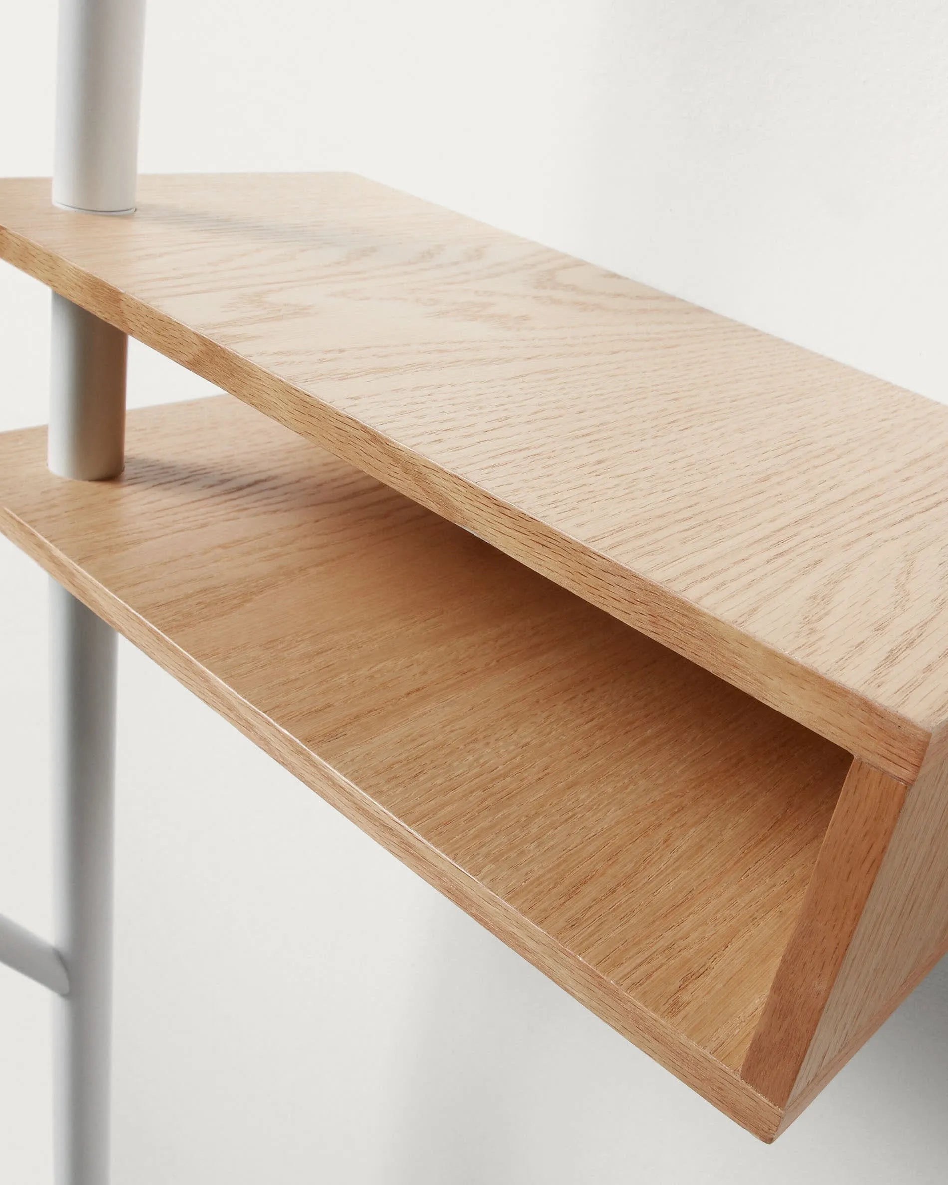 Die Benny Garderobe von Kave Home vereint zeitlose Eleganz und Funktionalität in hochwertigem Holzdesign.