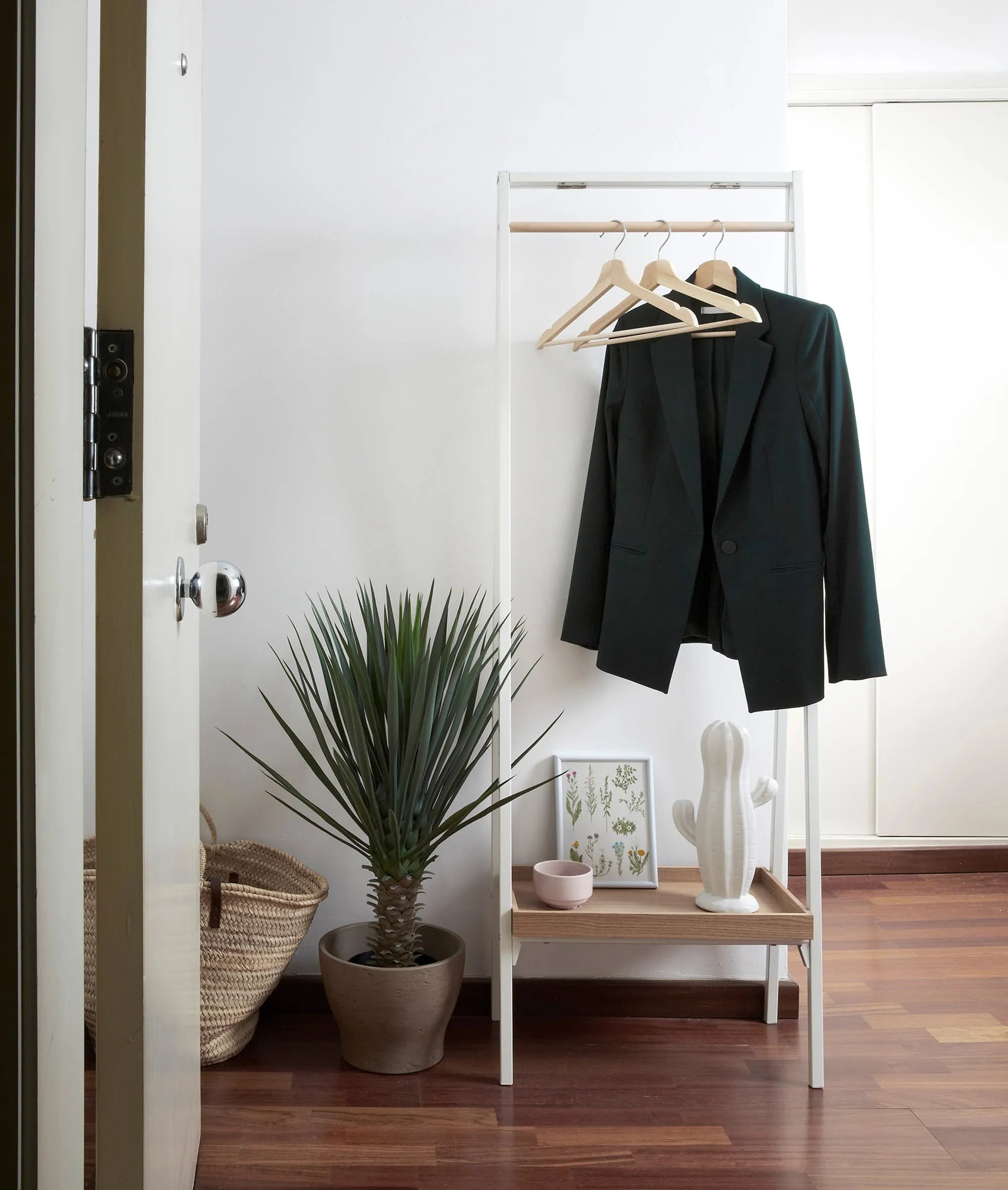Stilvolle Garderobe mit Metallrahmen und Eichenfurnier, ideal für kleine Räume. Funktional und dekorativ.