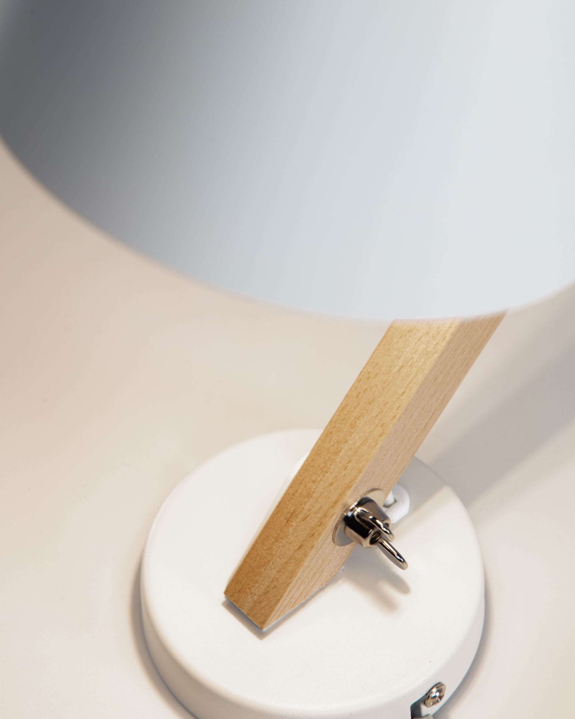 Wandleuchte Muse aus Buchenholz und Stahl mit weissem Finish