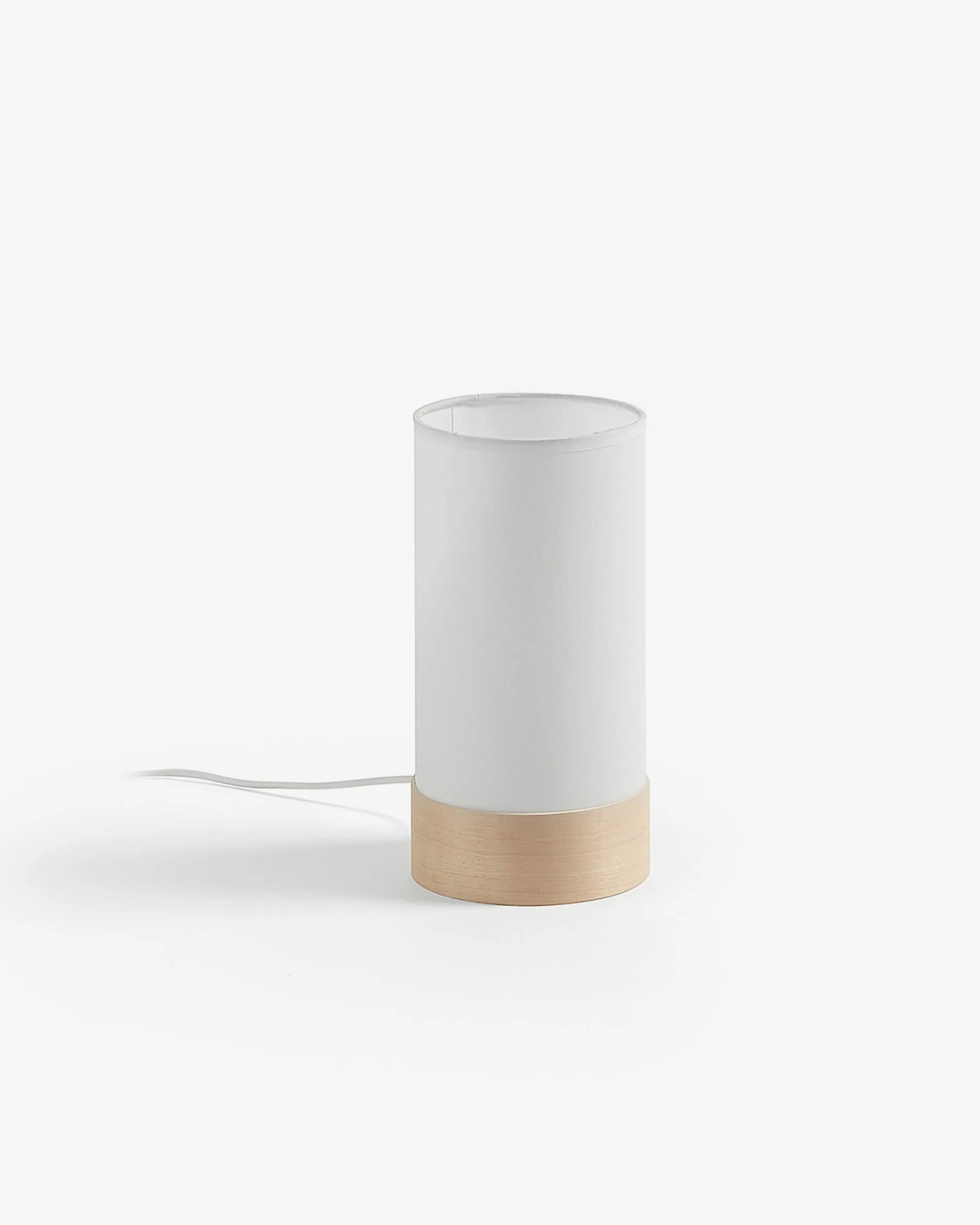 Die Slat Tischlampe von Kave Home: Minimalistisches Design, Baumwollschirm, Buchenholzgestell, ideal für moderne, skandinavische Wohnräume.