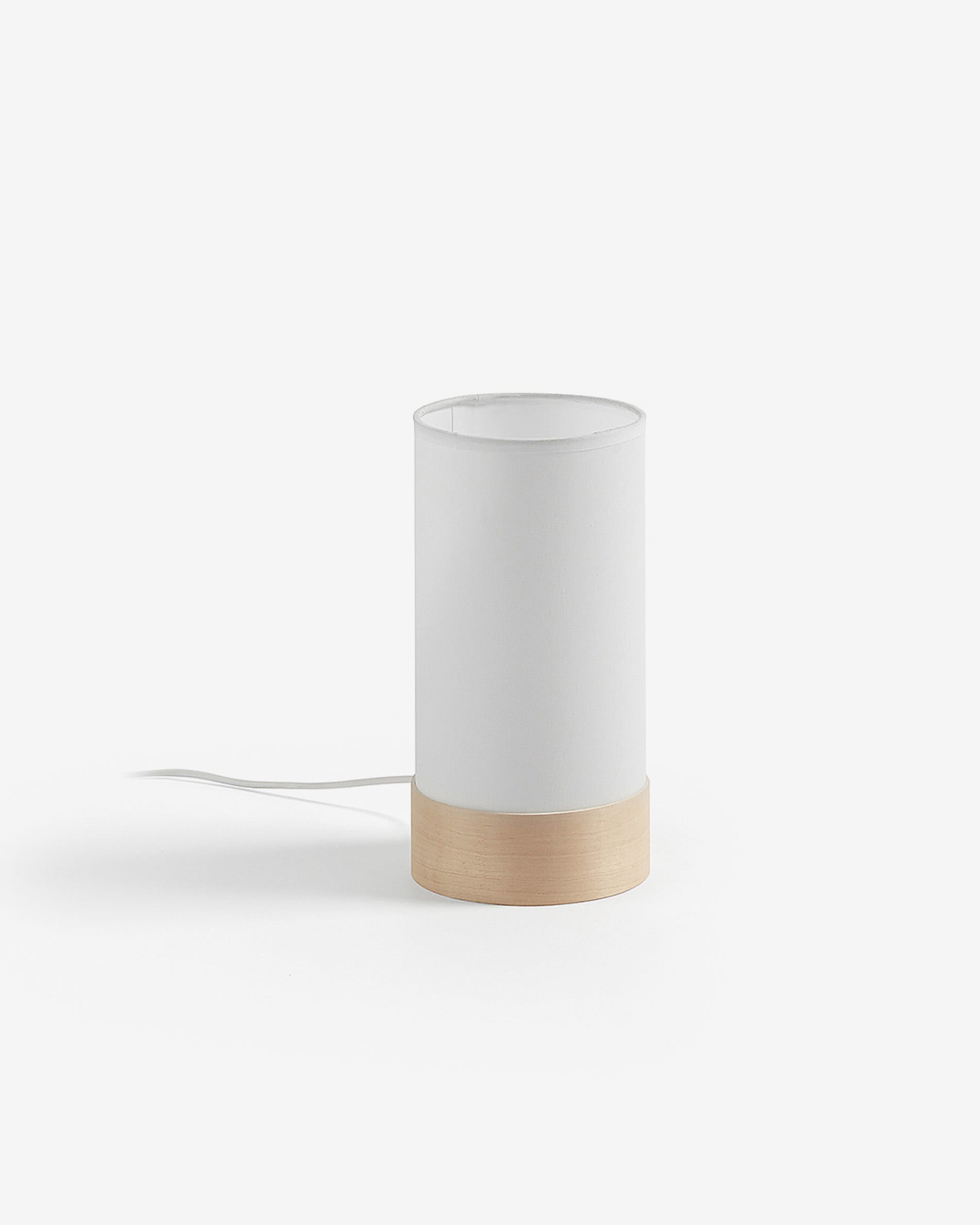 Die Slat Tischlampe von Kave Home: Minimalistisches Design, Baumwollschirm, Buchenholzgestell, ideal für moderne, skandinavische Wohnräume.