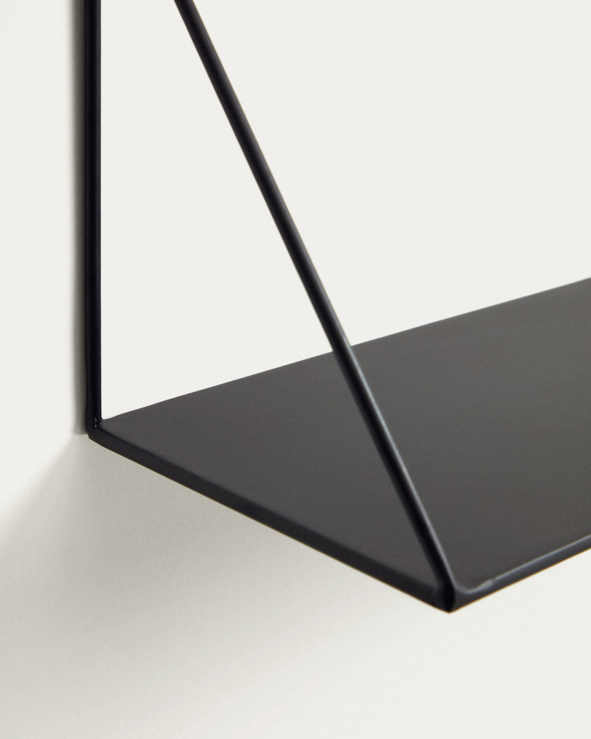 Teg Wandregal Dreieck aus Stahl mit schwarzem Finish 40 x 20 cm in Schwarz präsentiert im Onlineshop von KAQTU Design AG. Wandregal ist von Kave Home