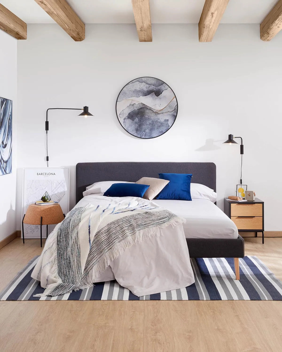 Kave Home Aria: Kompakte schwarze Wandleuchte für modernes Ambiente.