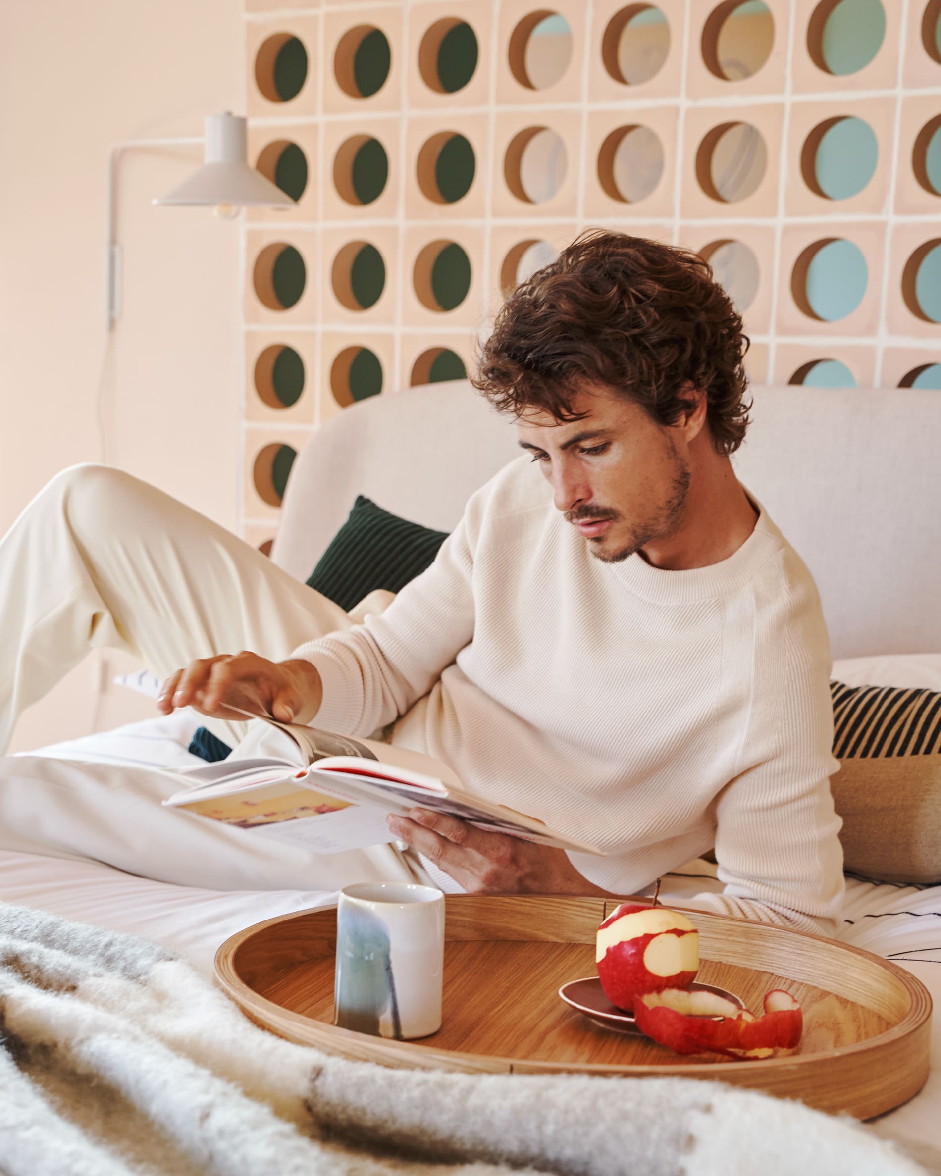 Die Aria Wandleuchte von Kave Home aus Stahl mit weißem Finish bietet modernes Design und stilvolle Beleuchtung für Ihr Zuhause.