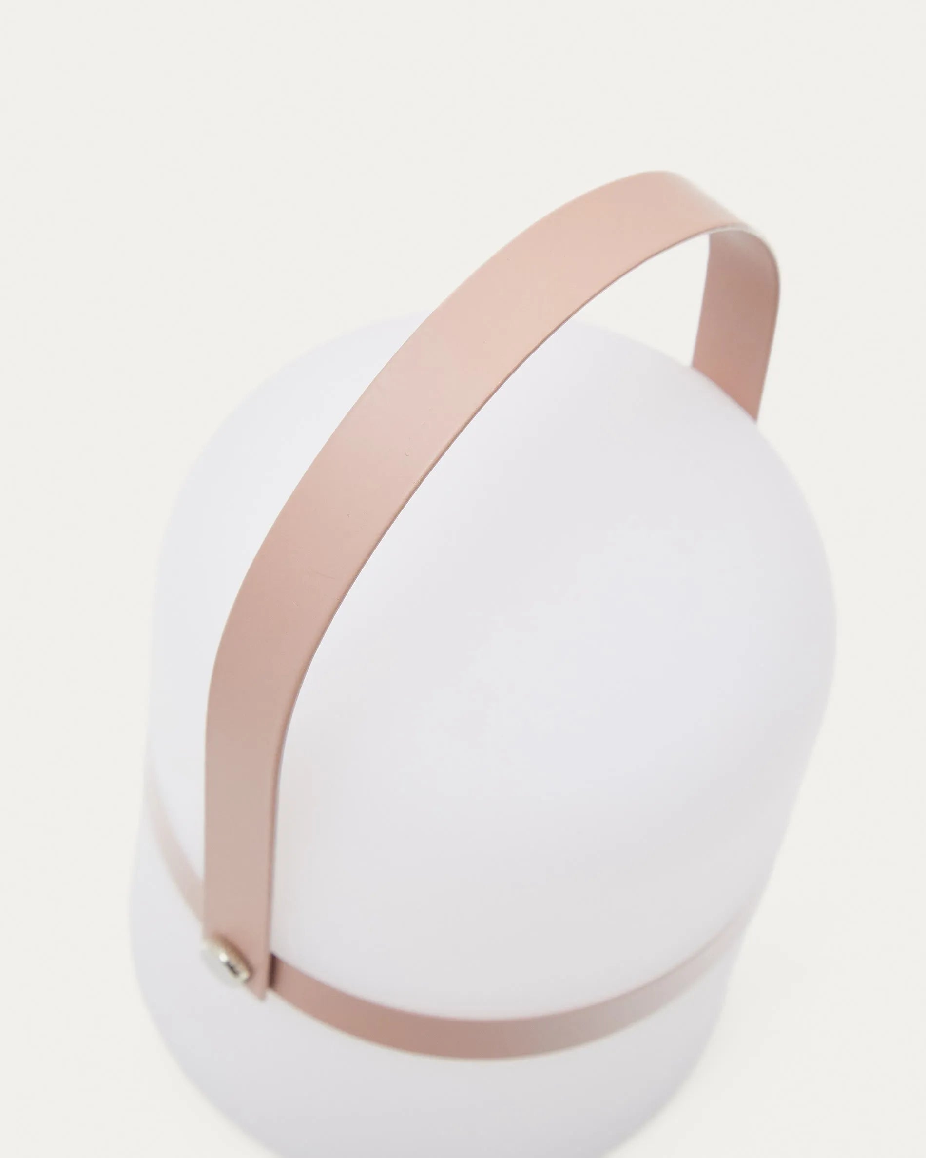 Die Ridley Mini-LED-Lampe in Rosa vereint Stil und Funktion, tragbar mit 3 Helligkeitsstufen für flexible Beleuchtung.