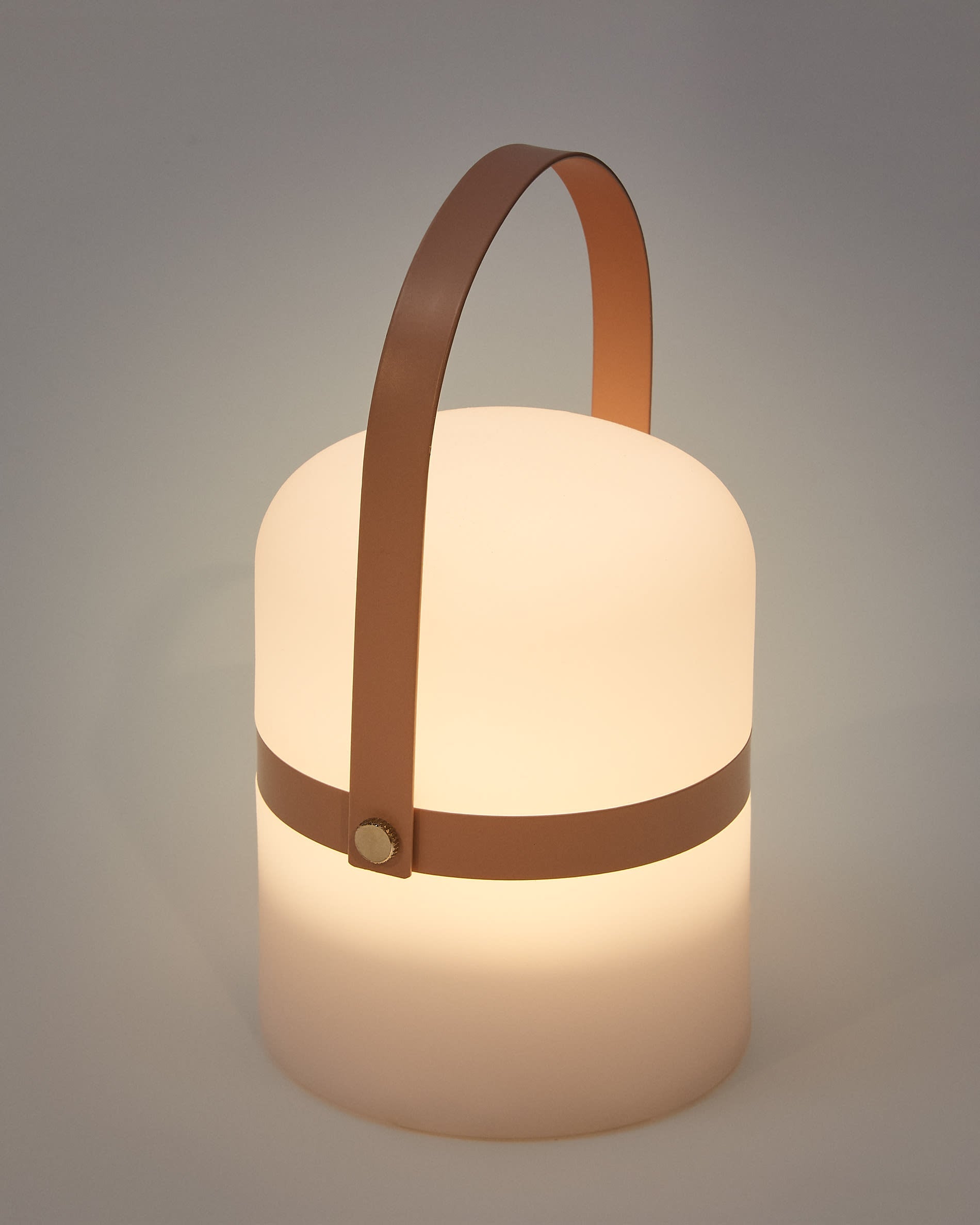 Die Ridley Mini-LED-Lampe in Rosa vereint Stil und Funktion, tragbar mit 3 Helligkeitsstufen für flexible Beleuchtung.