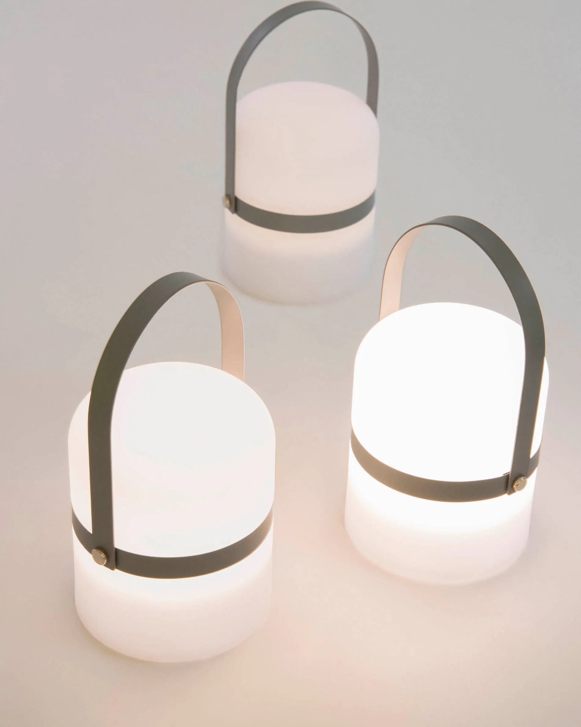 Die Ridley Mini-LED-Lampe in Rosa vereint Stil und Funktion, tragbar mit 3 Helligkeitsstufen für flexible Beleuchtung.