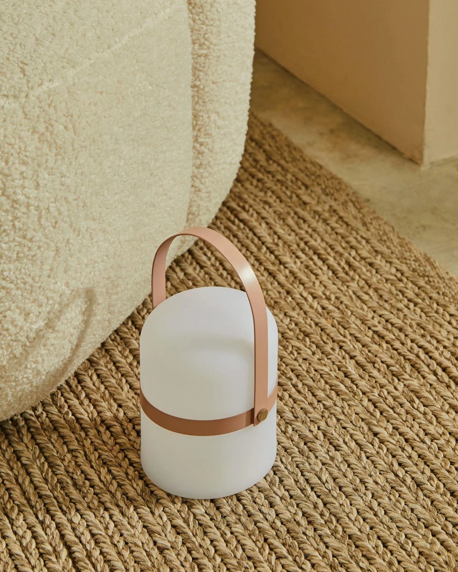 Die Ridley Mini-LED-Lampe in Rosa vereint Stil und Funktion, tragbar mit 3 Helligkeitsstufen für flexible Beleuchtung.