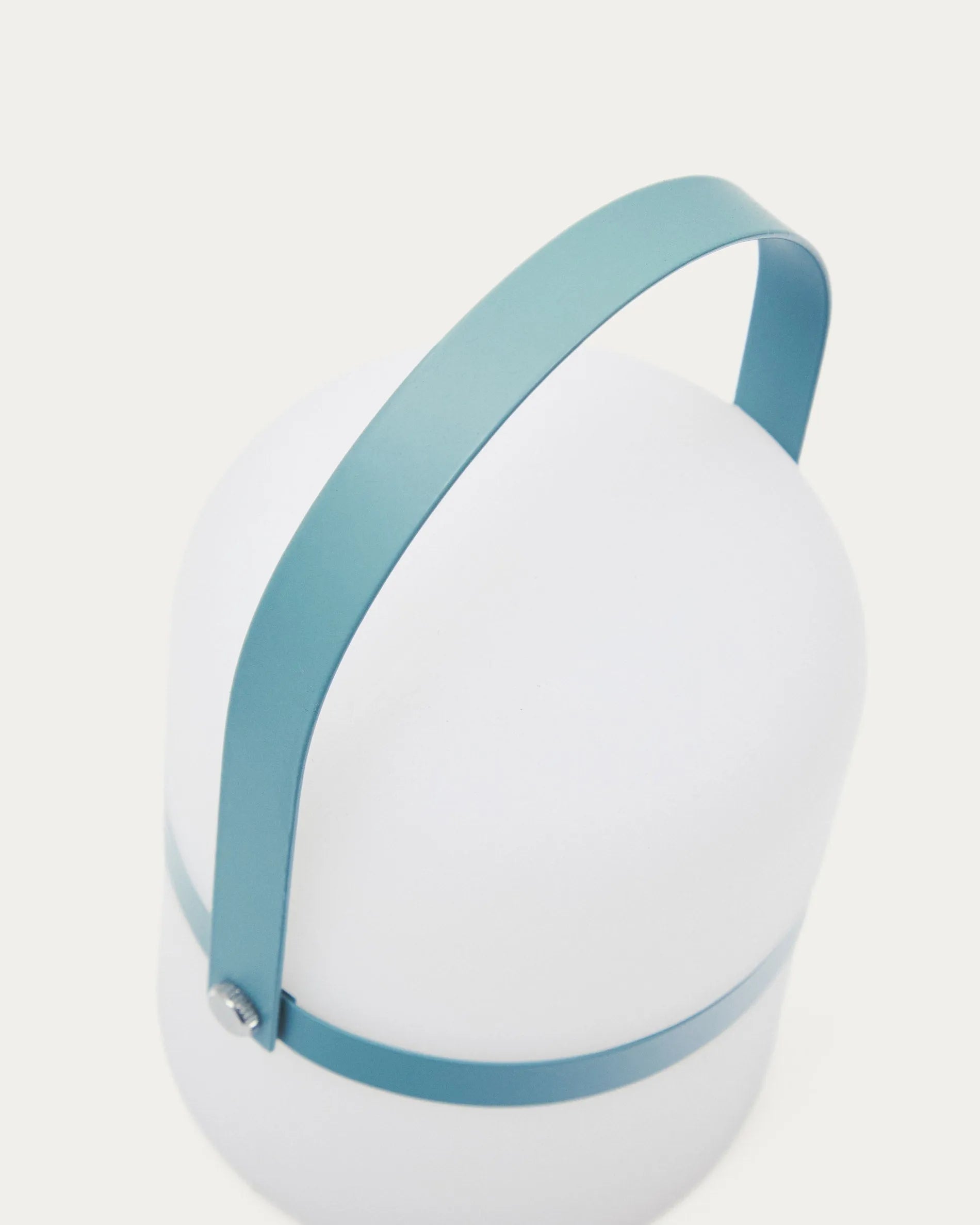 Kompakte LED-Tischlampe aus blauem Polyethylen mit tragbarem Griff, ideal für stilvolle, flexible Beleuchtung.