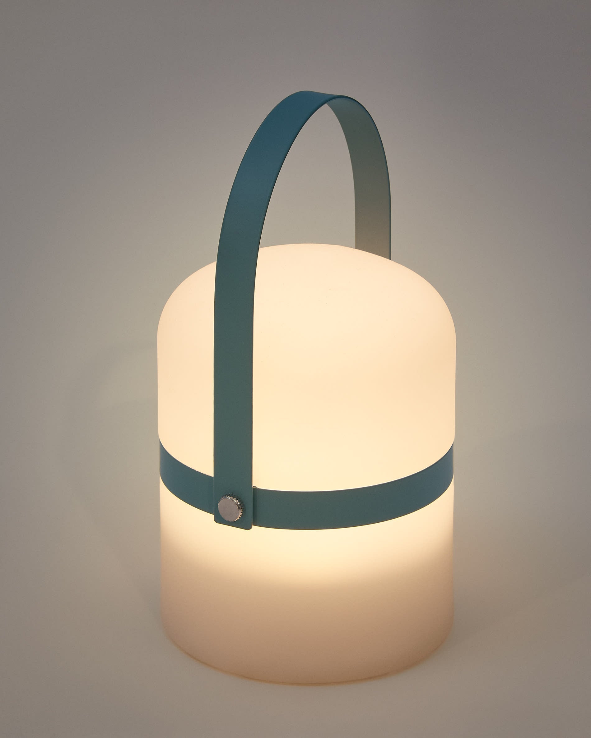 Kompakte LED-Tischlampe aus blauem Polyethylen mit tragbarem Griff, ideal für stilvolle, flexible Beleuchtung.