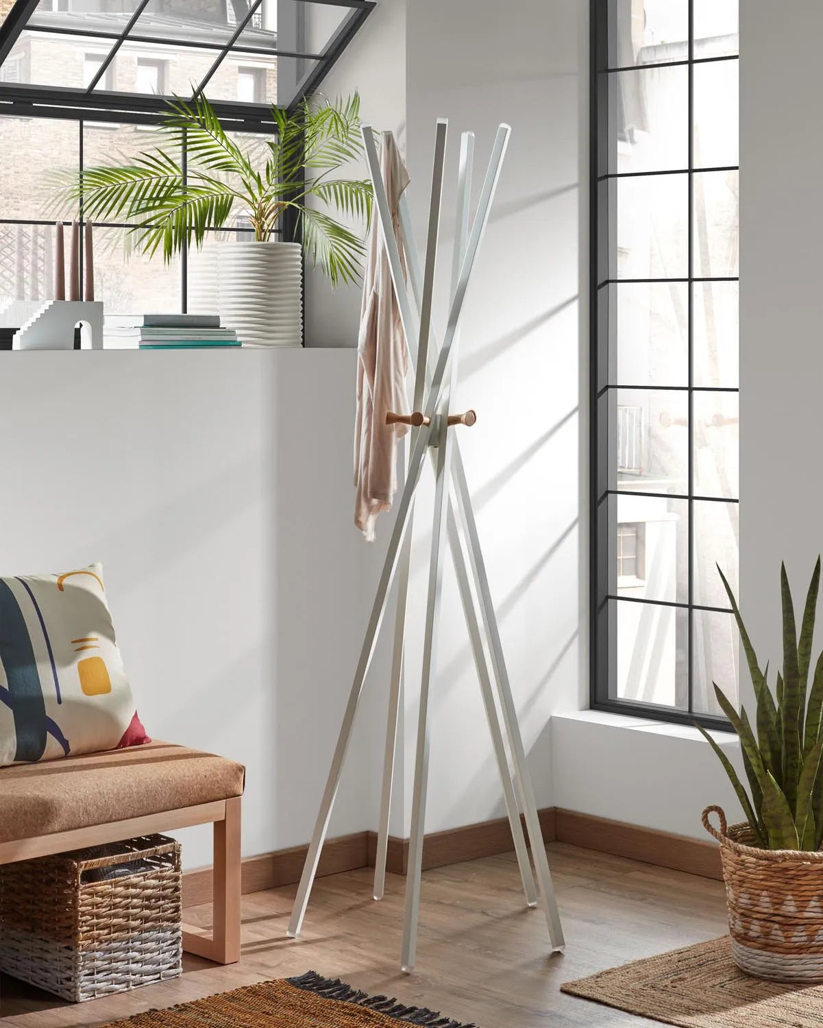 Stilvolle Garderobe Chelsey: 170 cm hoch, weiß, aus Stahl & Holz. Perfekt für Jacken & Accessoires im Flur.