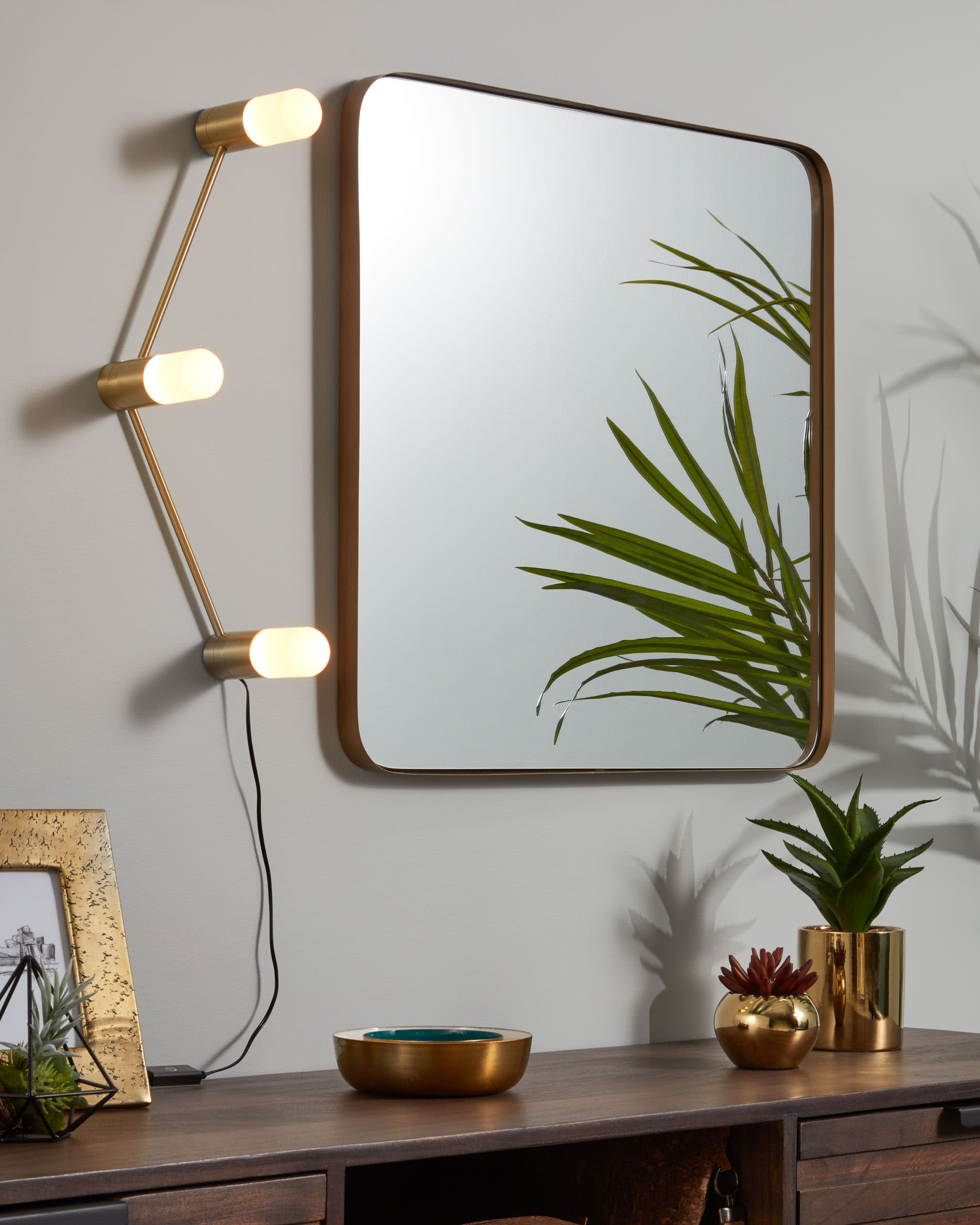 Eleganter Marco Spiegel 60x60 cm in Gold von Kave Home, ideal für stilvolle Wohnräume und moderne Einrichtung.