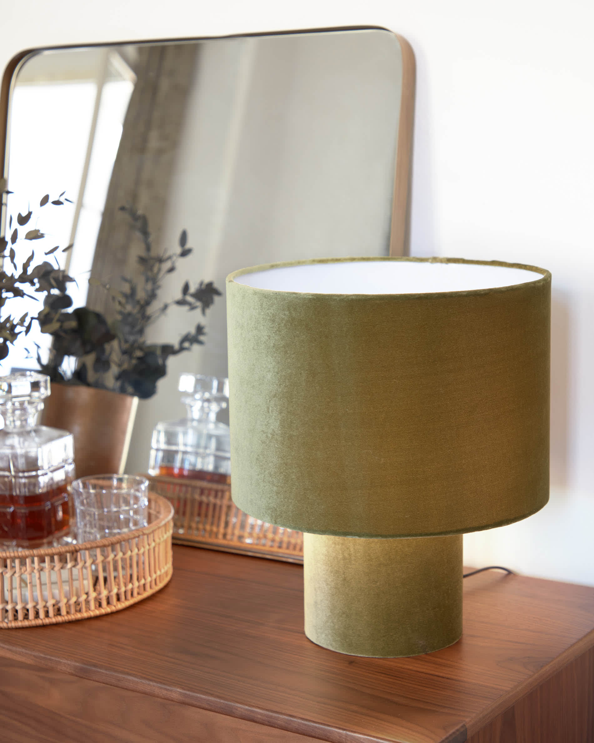 Eleganter Marco Spiegel 60x60 cm in goldener Ausführung von Kave Home, ideal für stilvolle und zeitgemäße Wohnräume.