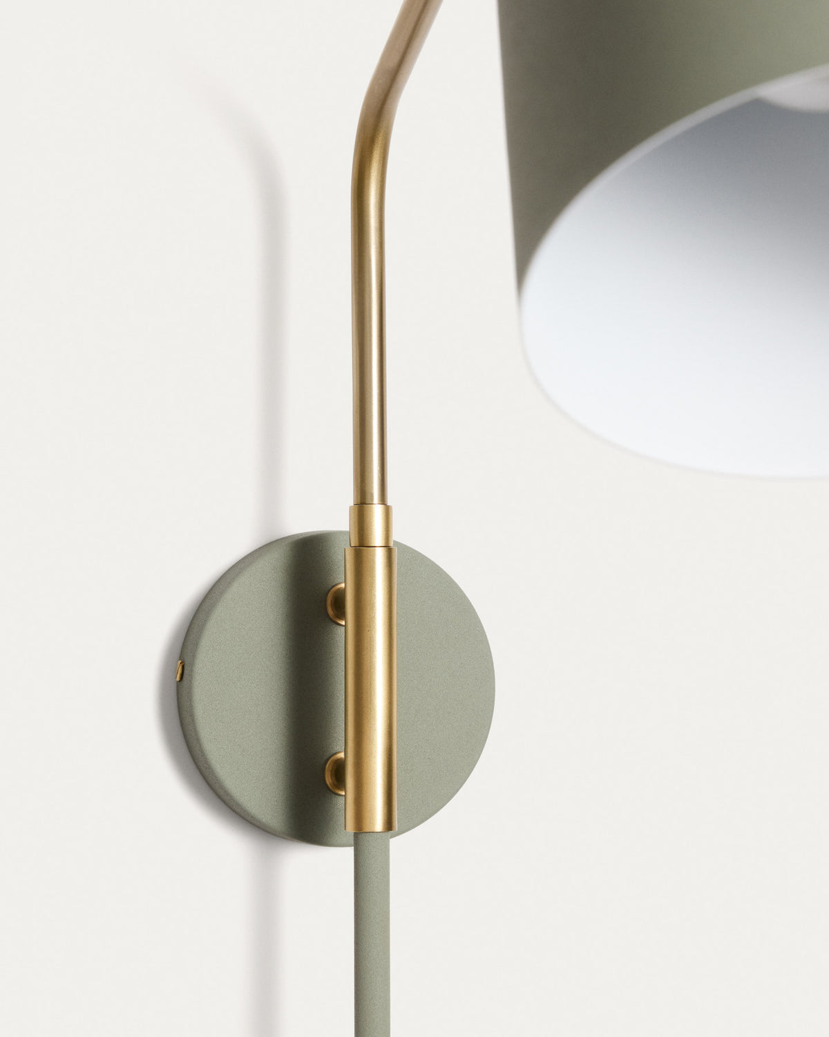 Audrie Wandleuchte in Grün, Gold präsentiert im Onlineshop von KAQTU Design AG. Wandleuchte ist von Kave Home