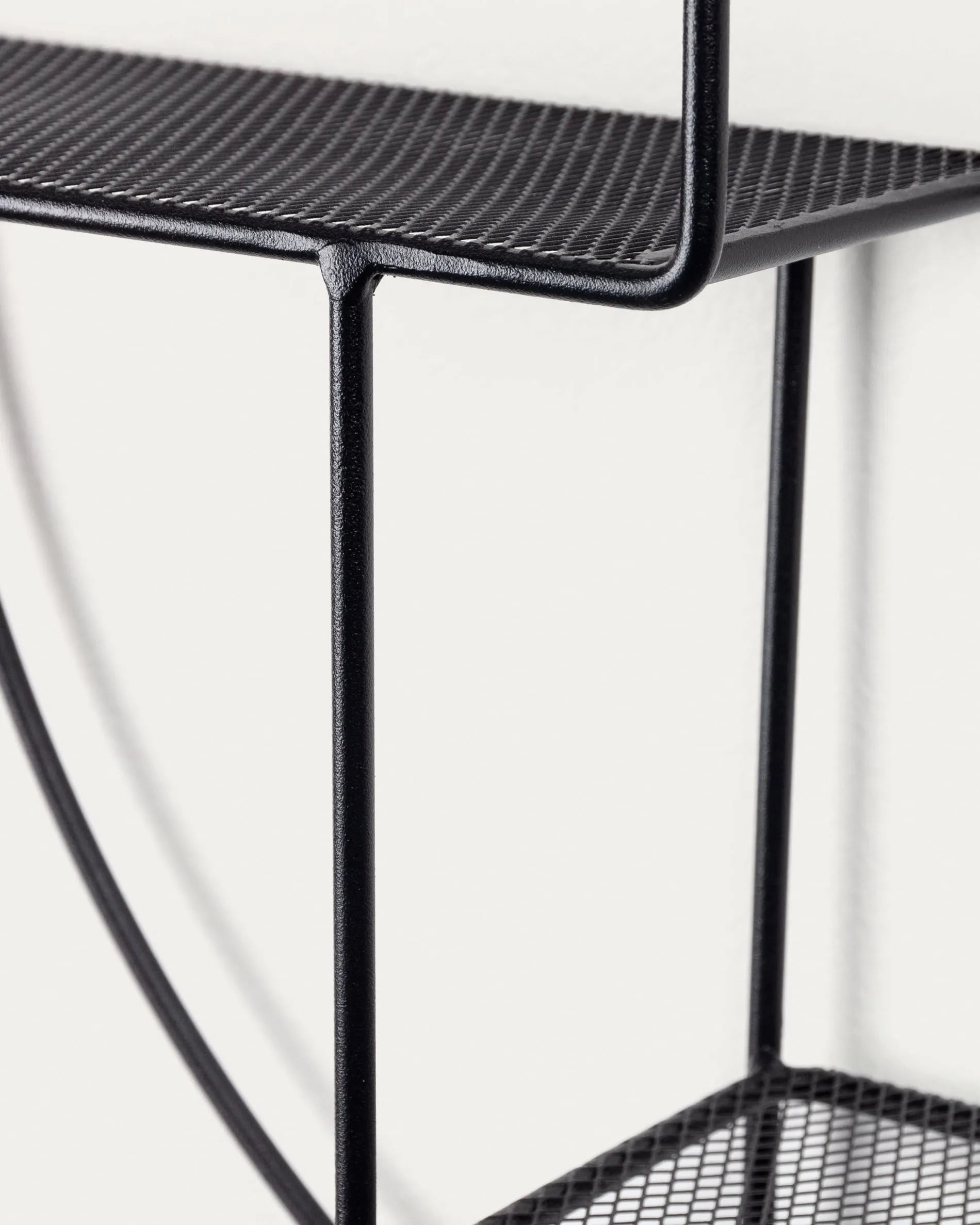 Elegantes, schwarzes Stahlregal Ø 55 cm, ideal für stilvolle Präsentationen in modernen Wohnräumen.