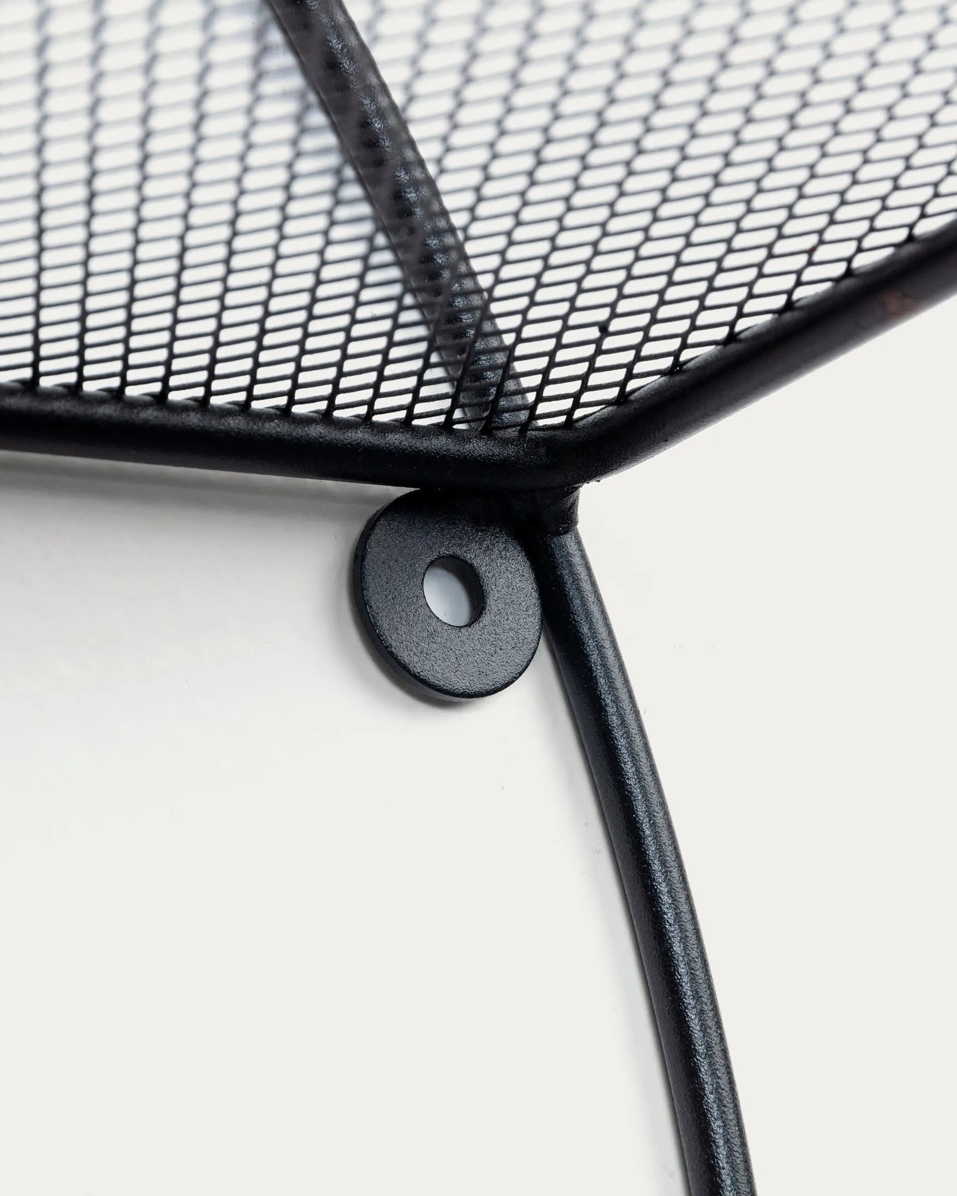 Elegantes, schwarzes Stahlregal Ø 55 cm, ideal für stilvolle Präsentationen in modernen Wohnräumen.